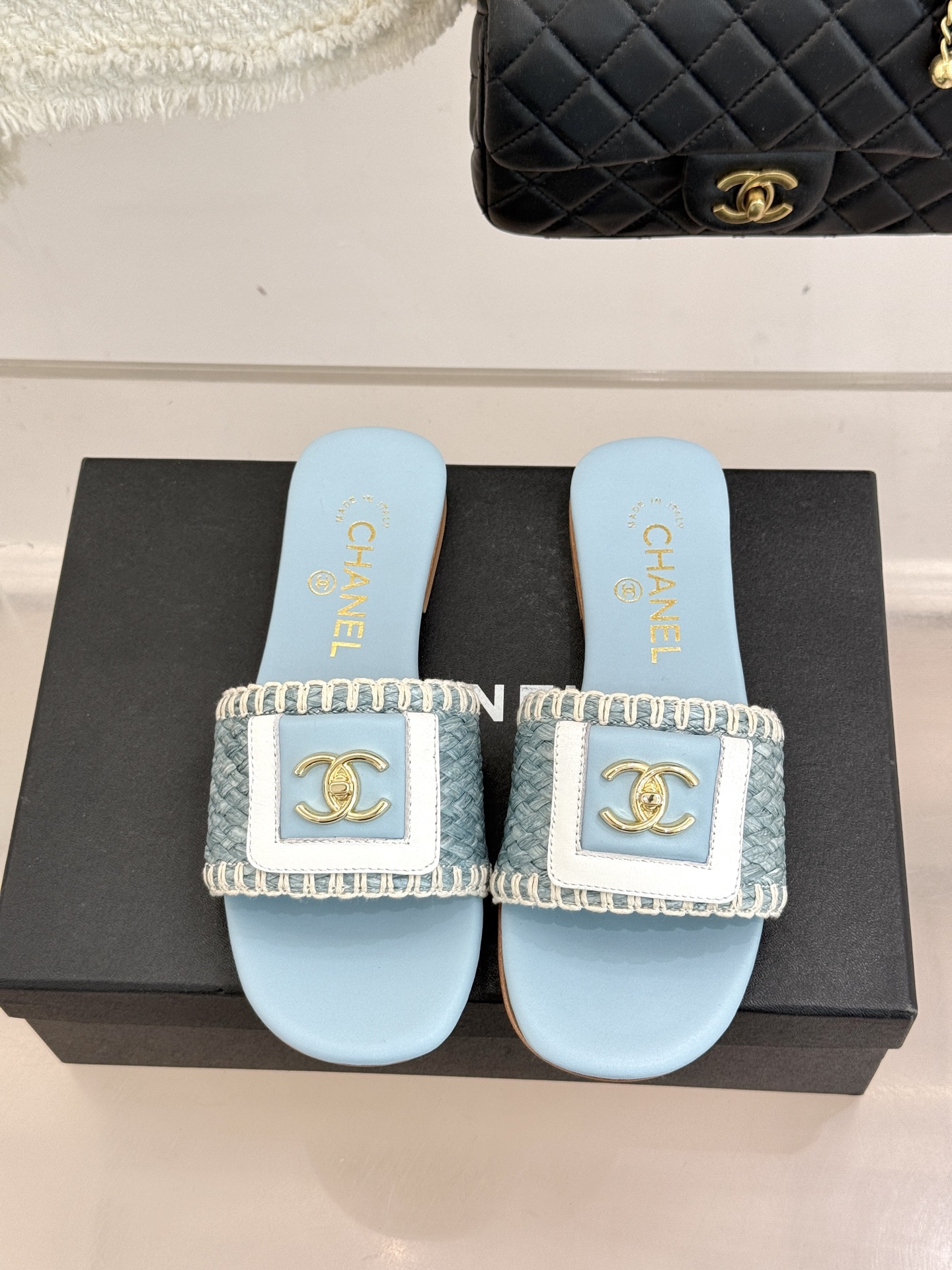 CHANE*｜小香经典编织双C翻盖拖鞋以手工编织美学诠释不费力的高级感。精选新疆长绒棉绳纯手工交织鞋面标