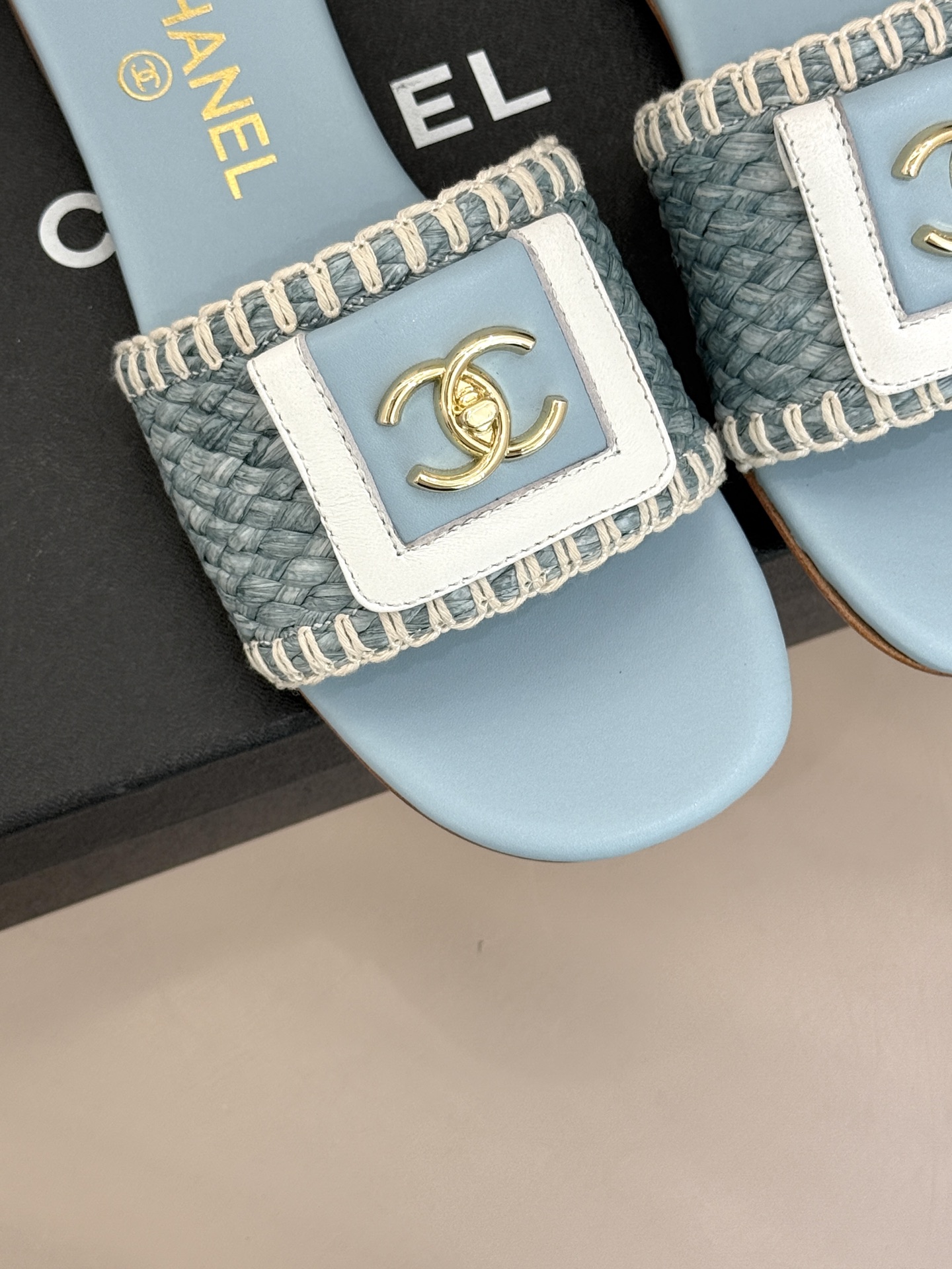 CHANE*｜小香经典编织双C翻盖拖鞋以手工编织美学诠释不费力的高级感。精选新疆长绒棉绳纯手工交织鞋面标