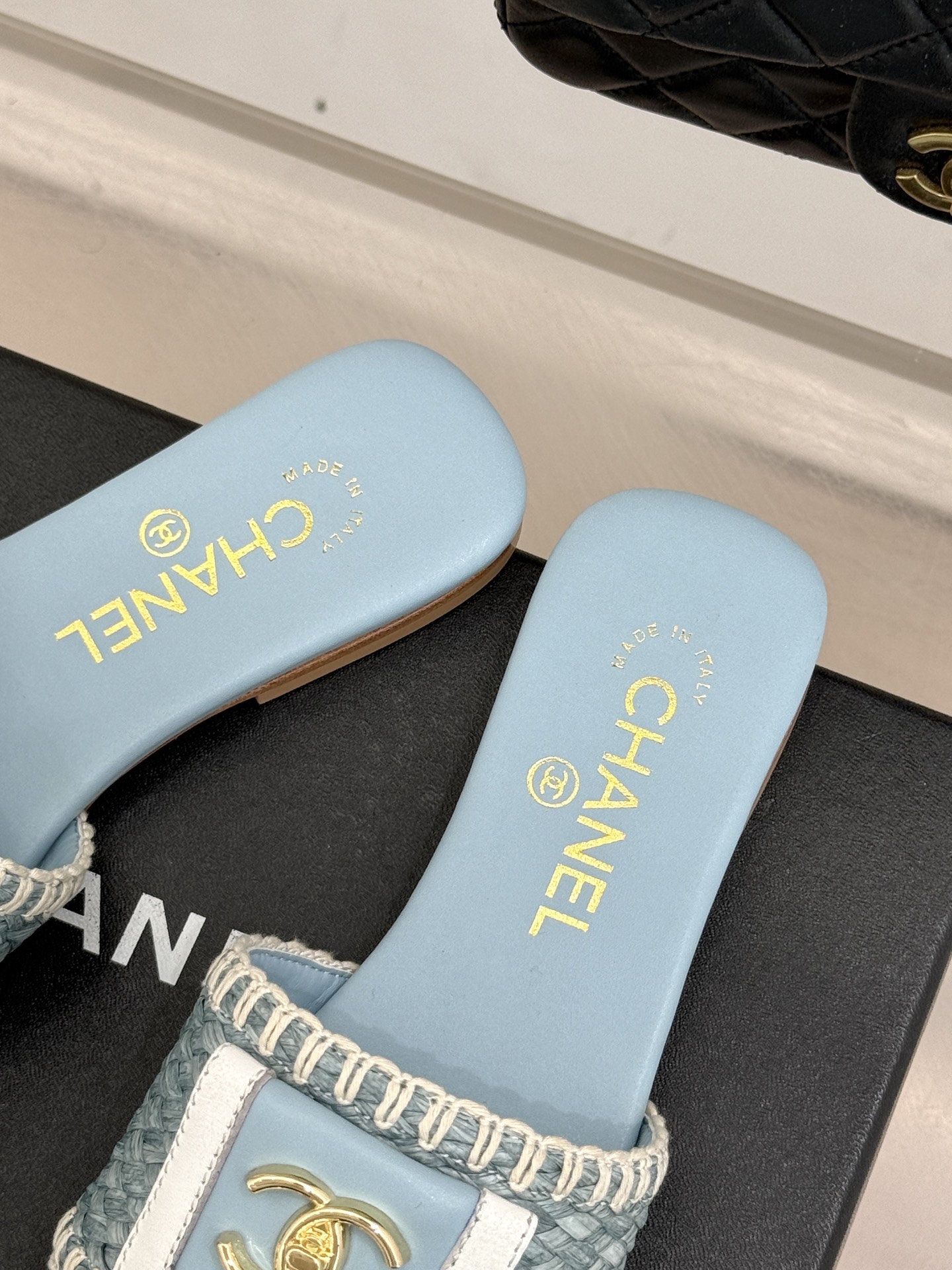 CHANE*｜小香经典编织双C翻盖拖鞋以手工编织美学诠释不费力的高级感。精选新疆长绒棉绳纯手工交织鞋面标