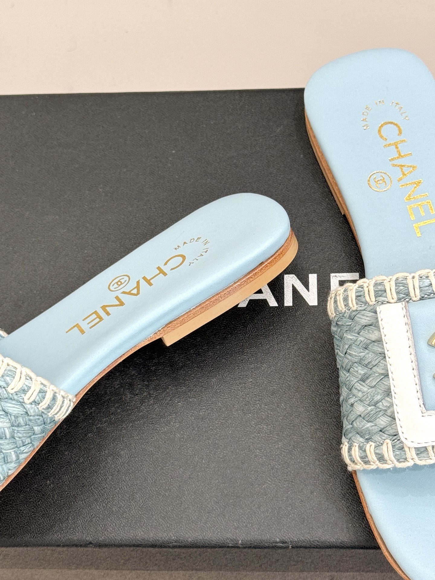 CHANE*｜小香经典编织双C翻盖拖鞋以手工编织美学诠释不费力的高级感。精选新疆长绒棉绳纯手工交织鞋面标