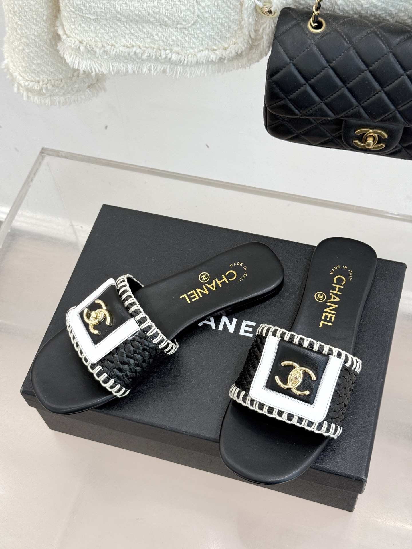 CHANE*｜小香经典编织双C翻盖拖鞋以手工编织美学诠释不费力的高级感。精选新疆长绒棉绳纯手工交织鞋面标