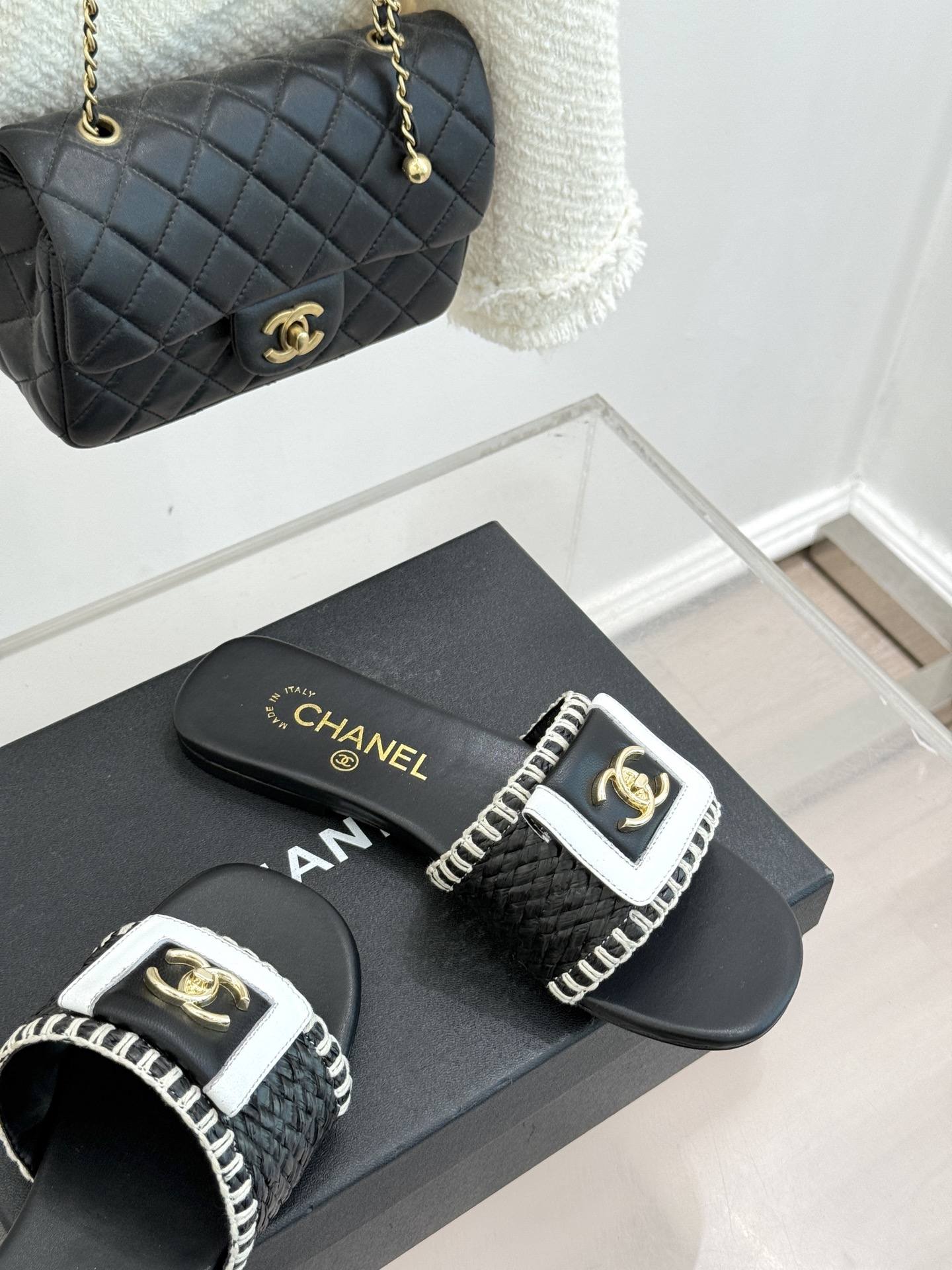 CHANE*｜小香经典编织双C翻盖拖鞋以手工编织美学诠释不费力的高级感。精选新疆长绒棉绳纯手工交织鞋面标