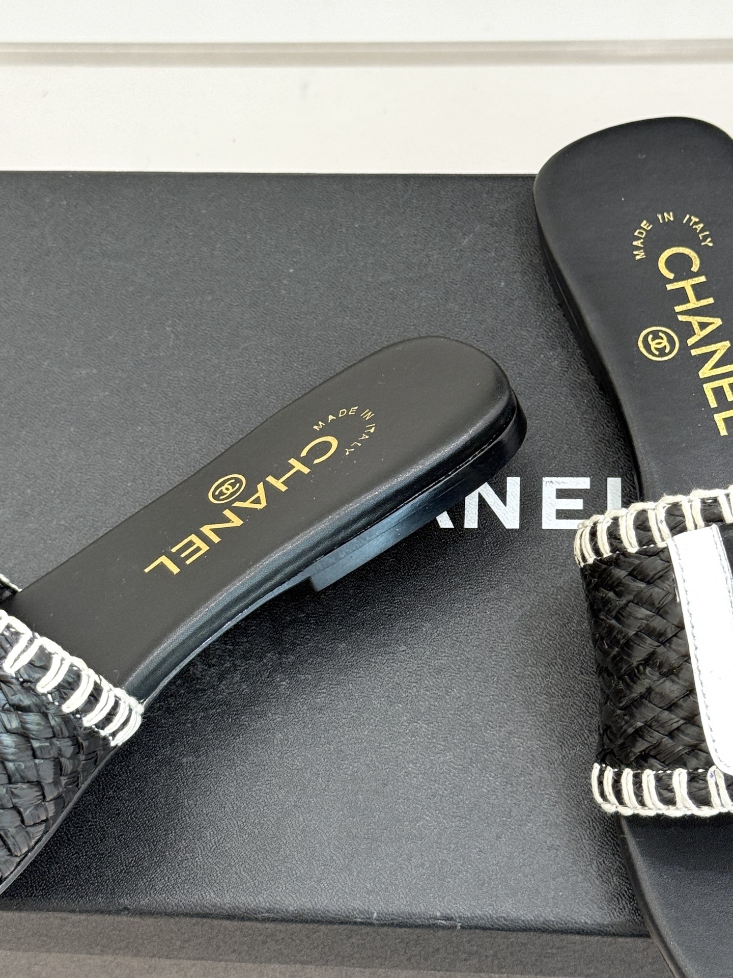 CHANE*｜小香经典编织双C翻盖拖鞋以手工编织美学诠释不费力的高级感。精选新疆长绒棉绳纯手工交织鞋面标