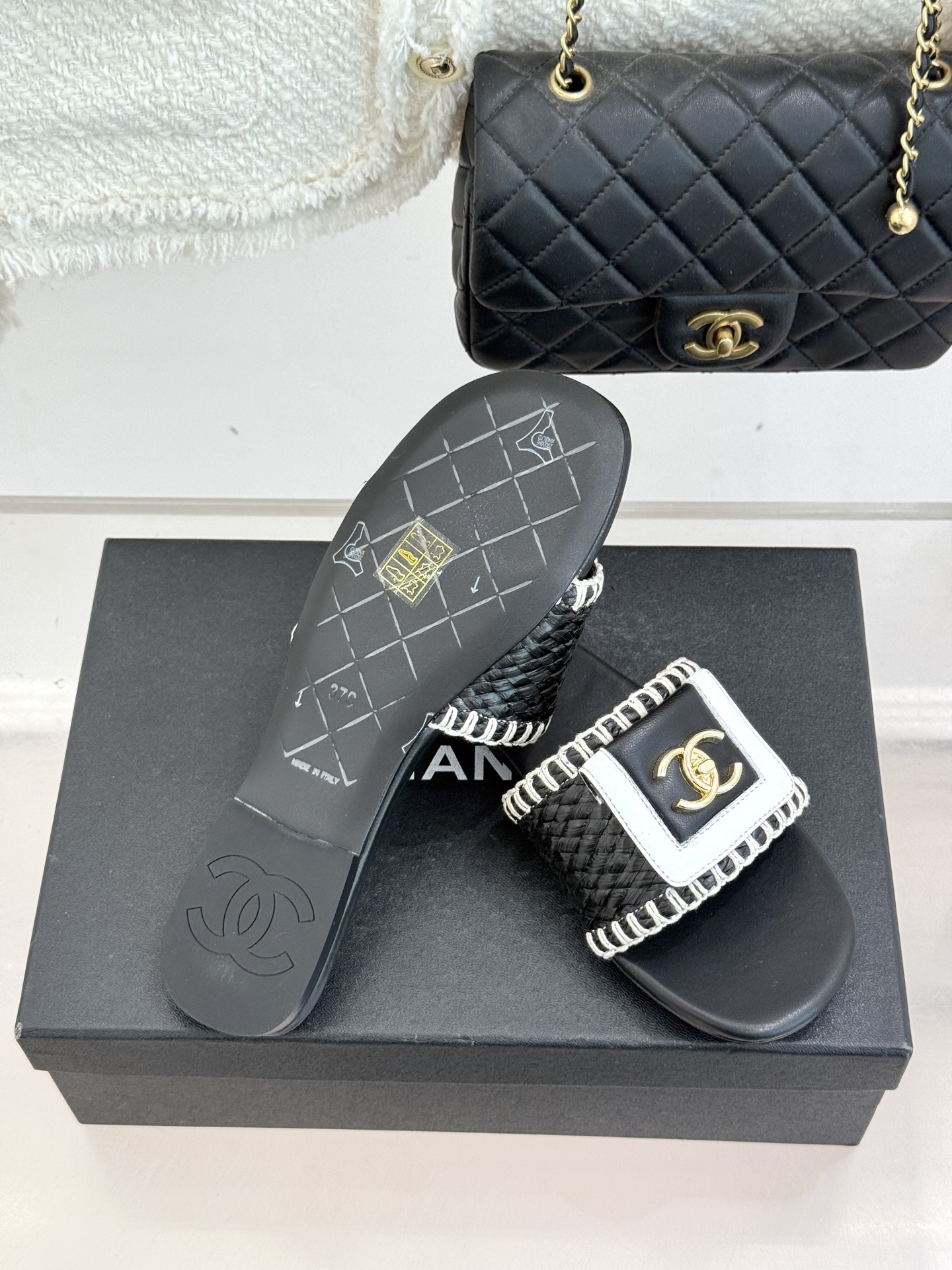 CHANE*｜小香经典编织双C翻盖拖鞋以手工编织美学诠释不费力的高级感。精选新疆长绒棉绳纯手工交织鞋面标