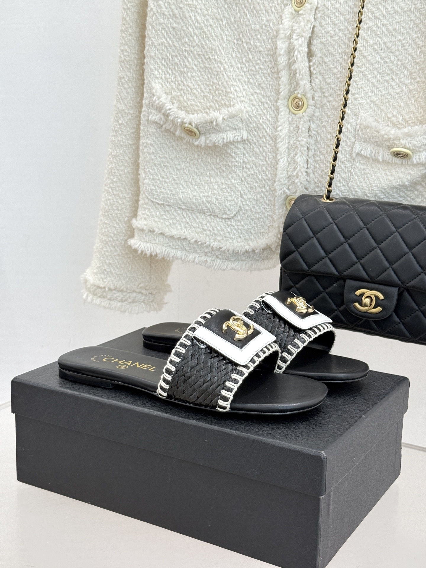 NO:705653,CHANE*｜Xiaoxiang's classic woven double C flip slippers interpret effortless luxury with hand-woven aesthetics. Selected Xinjiang long-staple cotton ropes are hand-woven for the upper. Iconic clamshell design. The double C logo is low-key and shining.  Let every step be free and casual, becoming a must-have style across spring and summer. The fabric is made of original customized materials. The inner toes are made of silk sheepskin. Italian imported leather outsole size35-39 (customized 40/41), slippers, chanel, slippers, skirts, jeans, shirts, sheepskin, Leather soles19860909CHANE*｜小香经典编织双C翻盖拖鞋 以手工编织美学诠释不费力的高级感. 精选新疆长绒棉绳纯手工交织鞋面 标志性翻盖设计 双C徽标低调闪耀, 一脚蹬设计解锁懒人时髦 蹬上即走无需多余打理. 无论是搭配碎花长裙赴海边度假 还是配白衬衫牛仔裤漫步街头 都能拿捏法式慵懒腔调 让每一步都自在随性 成为跨越春夏的风格必备. 面料采用原版定制材质 内里踮脚均为丝绸羊皮 意大利进口真皮大底 size35-39（40/41定制）,拖鞋,chanel,slippers,skirts,jeans,shirts,sheepskin,Leather soles,Women's Shoes