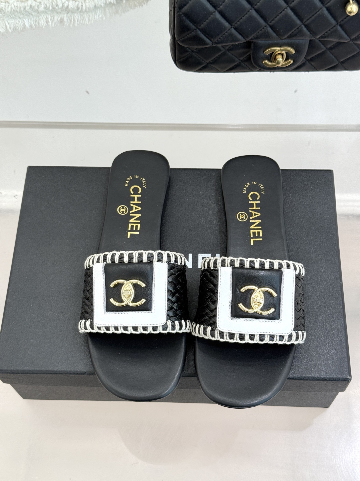 CHANE*｜小香经典编织双C翻盖拖鞋以手工编织美学诠释不费力的高级感。精选新疆长绒棉绳纯手工交织鞋面标