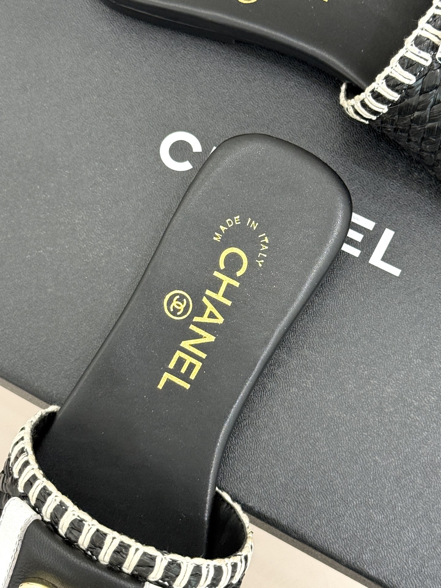 CHANE*｜小香经典编织双C翻盖拖鞋以手工编织美学诠释不费力的高级感。精选新疆长绒棉绳纯手工交织鞋面标