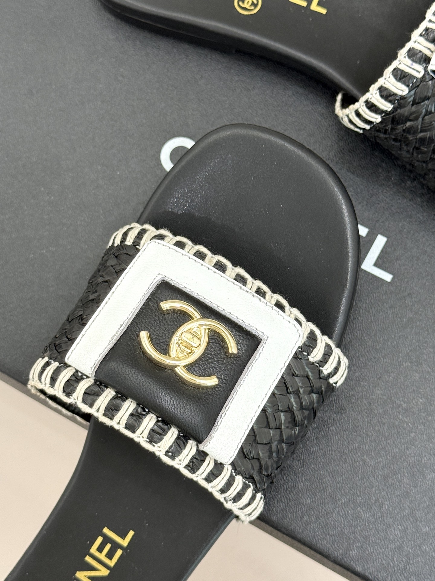 CHANE*｜小香经典编织双C翻盖拖鞋以手工编织美学诠释不费力的高级感。精选新疆长绒棉绳纯手工交织鞋面标