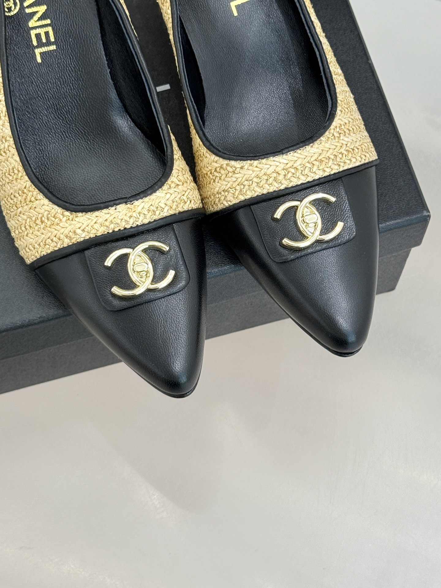 CHANE*｜小香经典双C翻盖尖头拼色高跟鞋 当小香标志性拼色邂逅尖头高跟便续写了半个多世纪的优雅传奇。