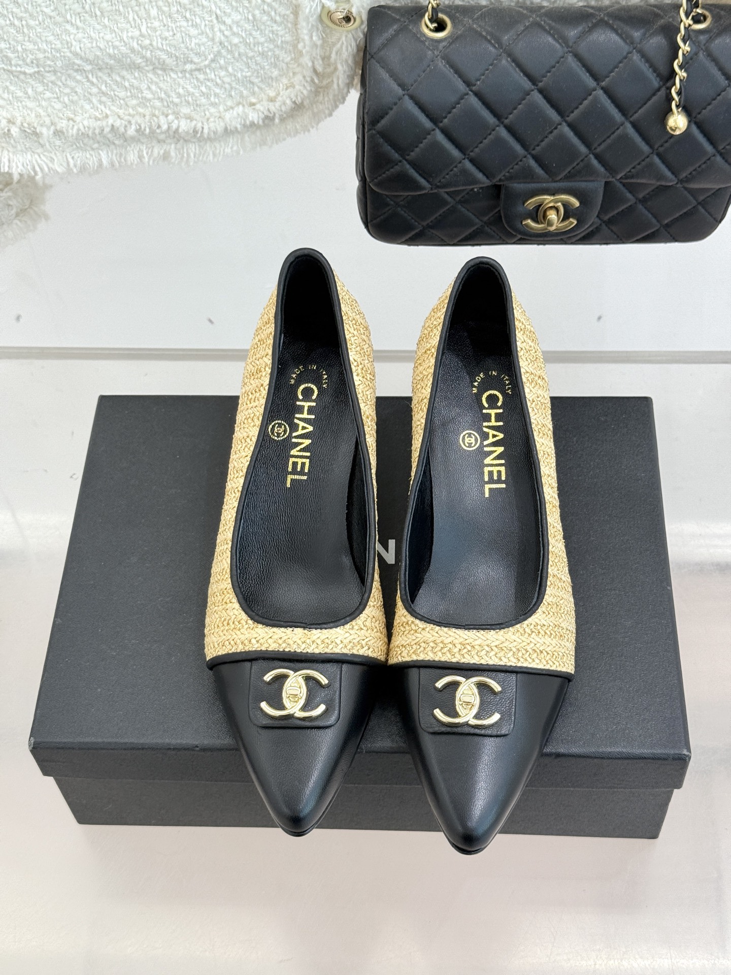 CHANE*｜小香经典双C翻盖尖头拼色高跟鞋 当小香标志性拼色邂逅尖头高跟便续写了半个多世纪的优雅传奇。