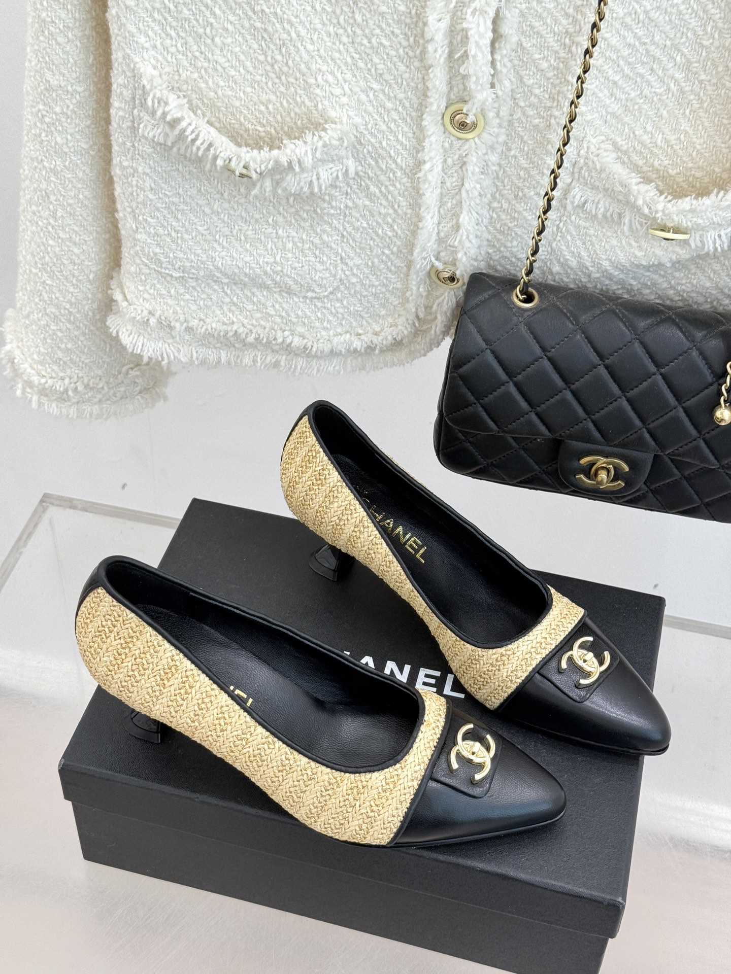 CHANE*｜小香经典双C翻盖尖头拼色高跟鞋 当小香标志性拼色邂逅尖头高跟便续写了半个多世纪的优雅传奇。