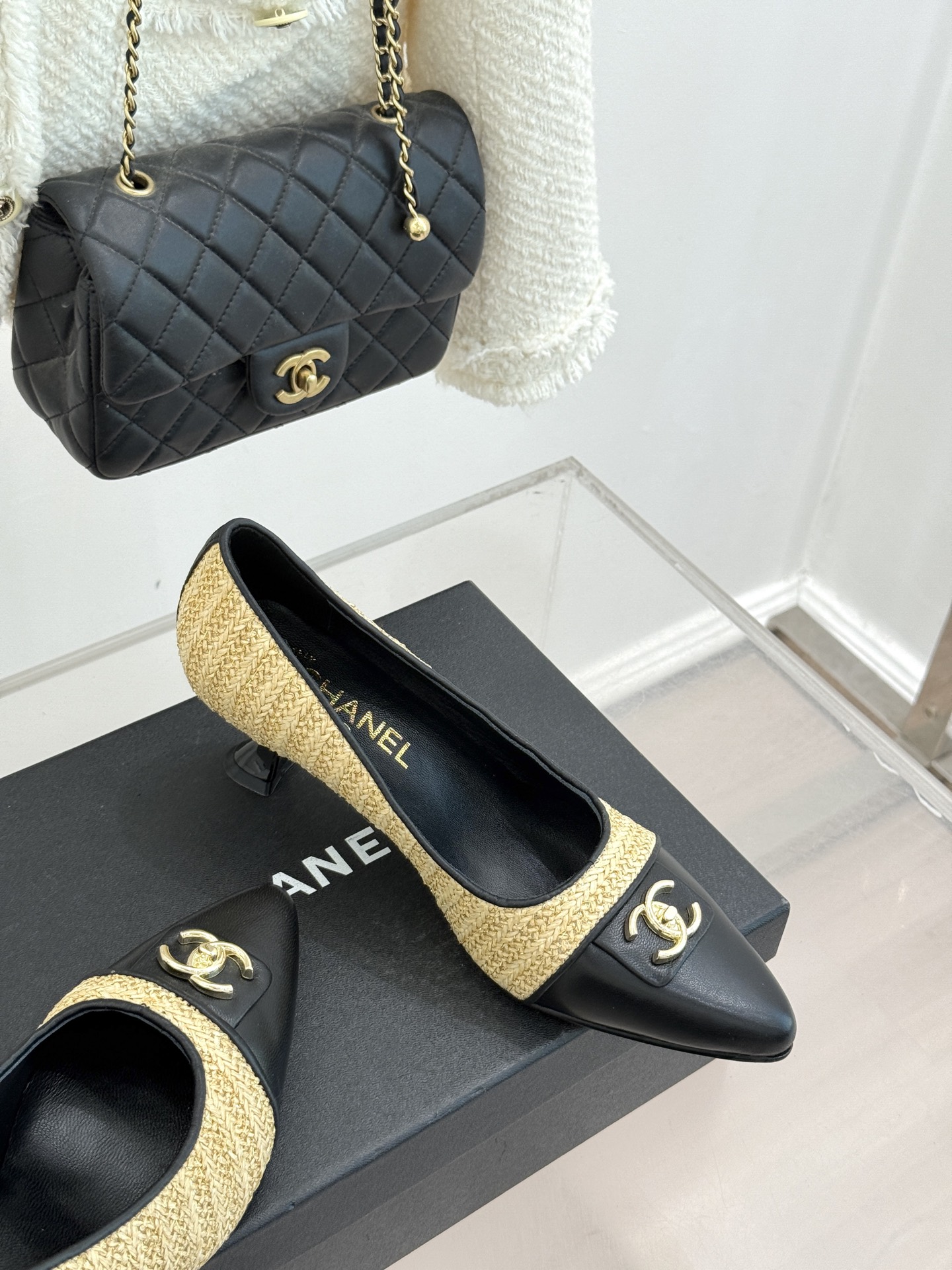 CHANE*｜小香经典双C翻盖尖头拼色高跟鞋 当小香标志性拼色邂逅尖头高跟便续写了半个多世纪的优雅传奇。