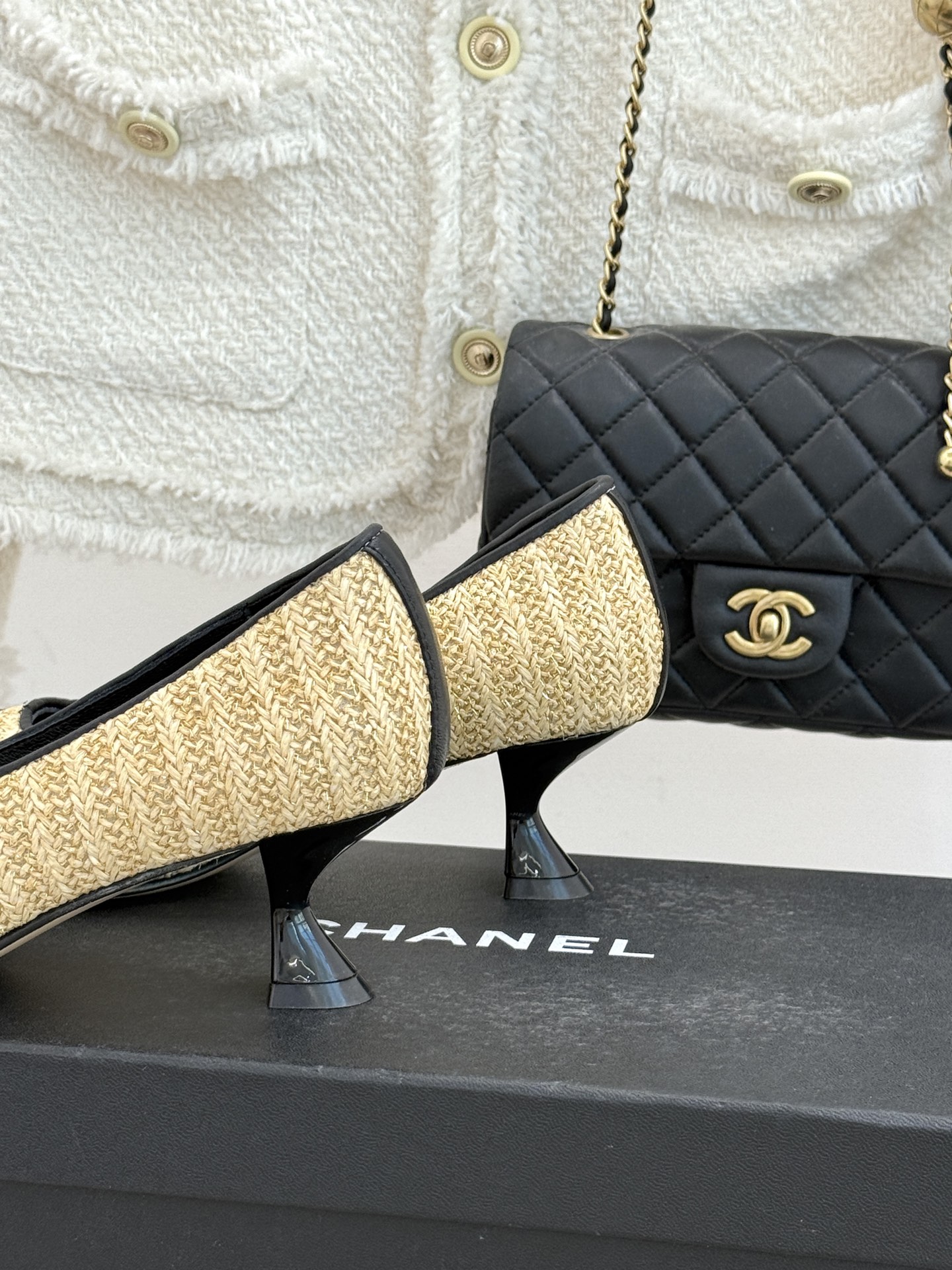 CHANE*｜小香经典双C翻盖尖头拼色高跟鞋 当小香标志性拼色邂逅尖头高跟便续写了半个多世纪的优雅传奇。