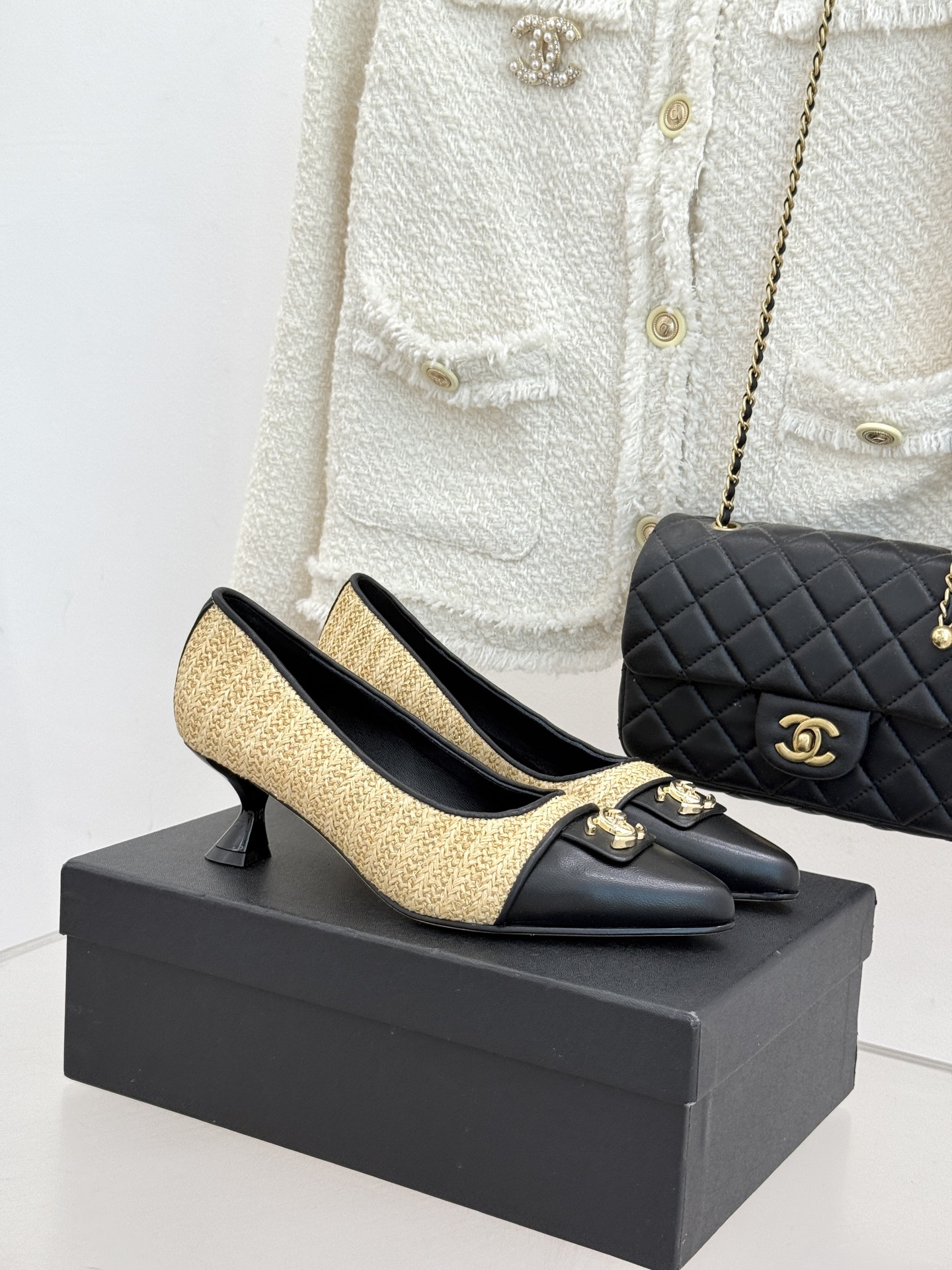 CHANE*｜小香经典双C翻盖尖头拼色高跟鞋 当小香标志性拼色邂逅尖头高跟便续写了半个多世纪的优雅传奇。