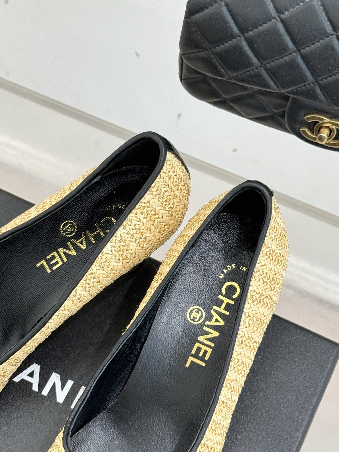 CHANE*｜小香经典双C翻盖尖头拼色高跟鞋 当小香标志性拼色邂逅尖头高跟便续写了半个多世纪的优雅传奇。