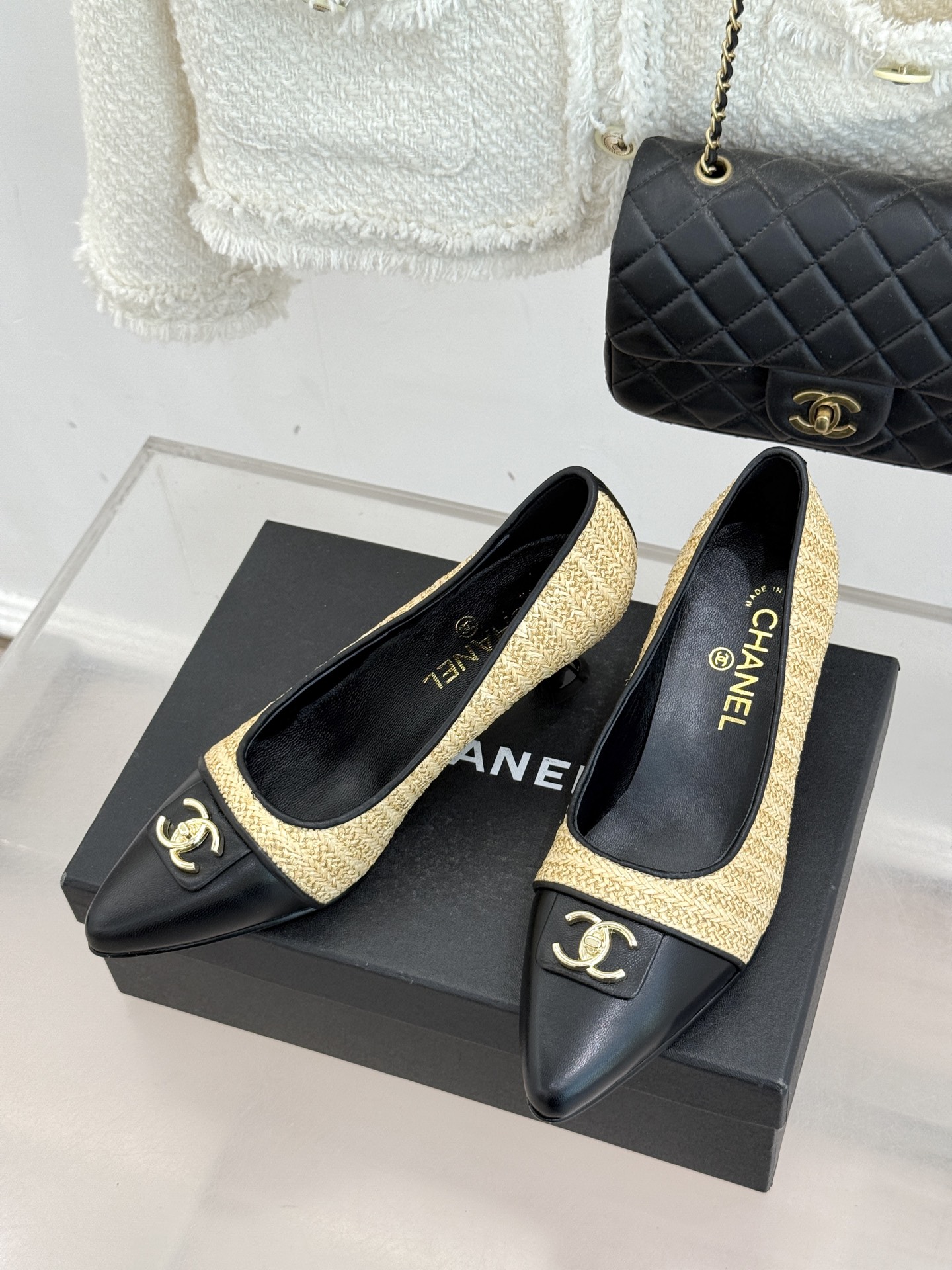 CHANE*｜小香经典双C翻盖尖头拼色高跟鞋 当小香标志性拼色邂逅尖头高跟便续写了半个多世纪的优雅传奇。