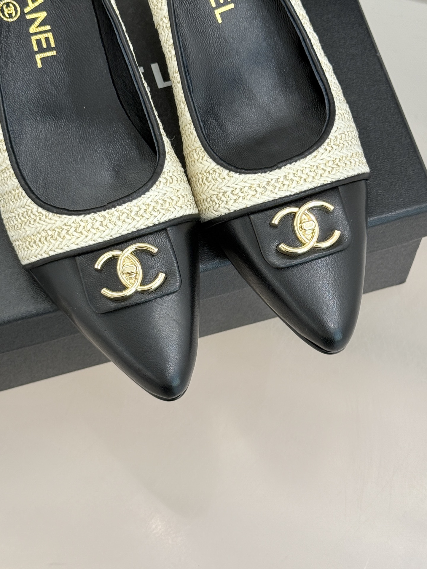 CHANE*｜小香经典双C翻盖尖头拼色高跟鞋 当小香标志性拼色邂逅尖头高跟便续写了半个多世纪的优雅传奇。