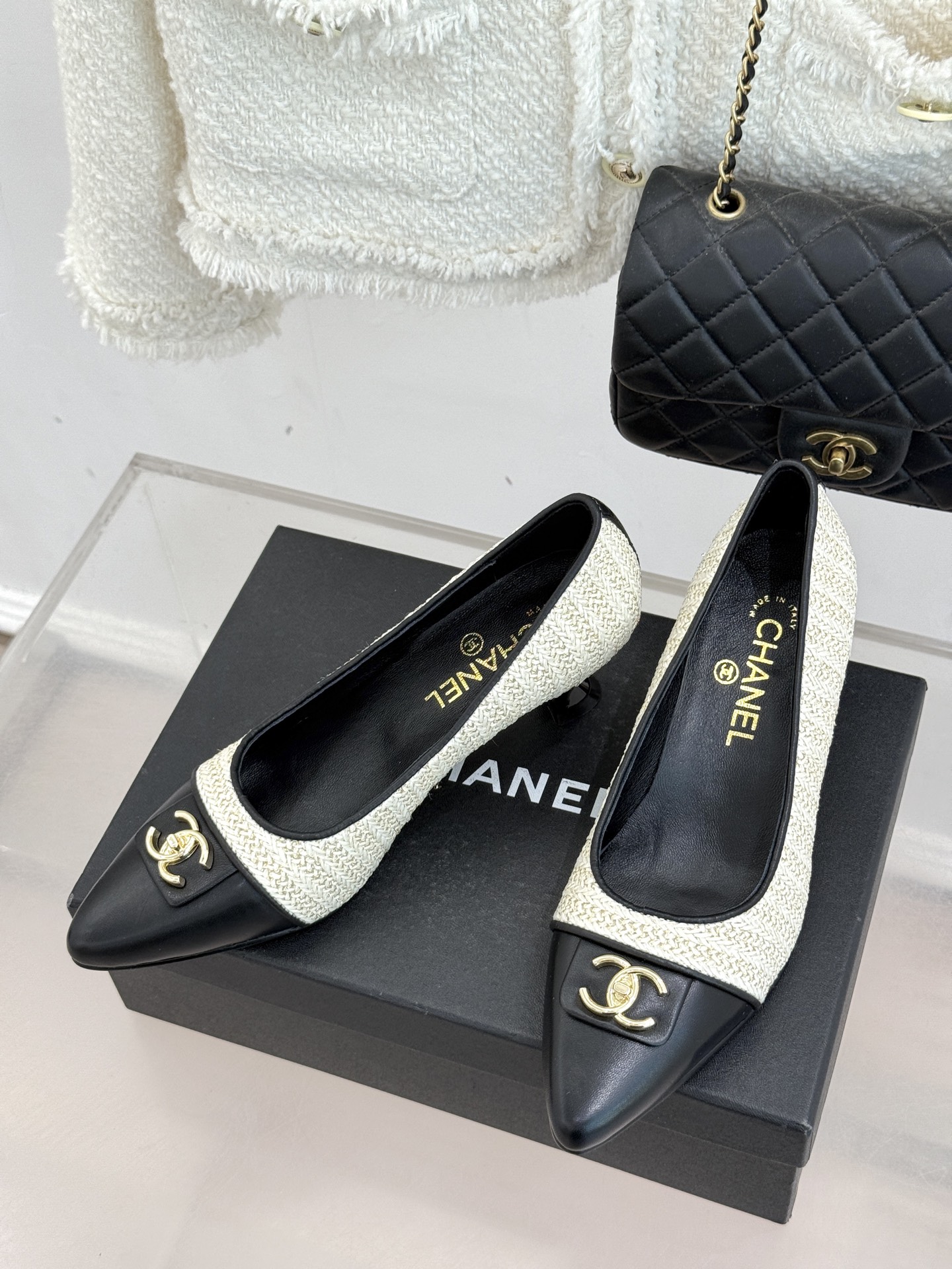 CHANE*｜小香经典双C翻盖尖头拼色高跟鞋 当小香标志性拼色邂逅尖头高跟便续写了半个多世纪的优雅传奇。