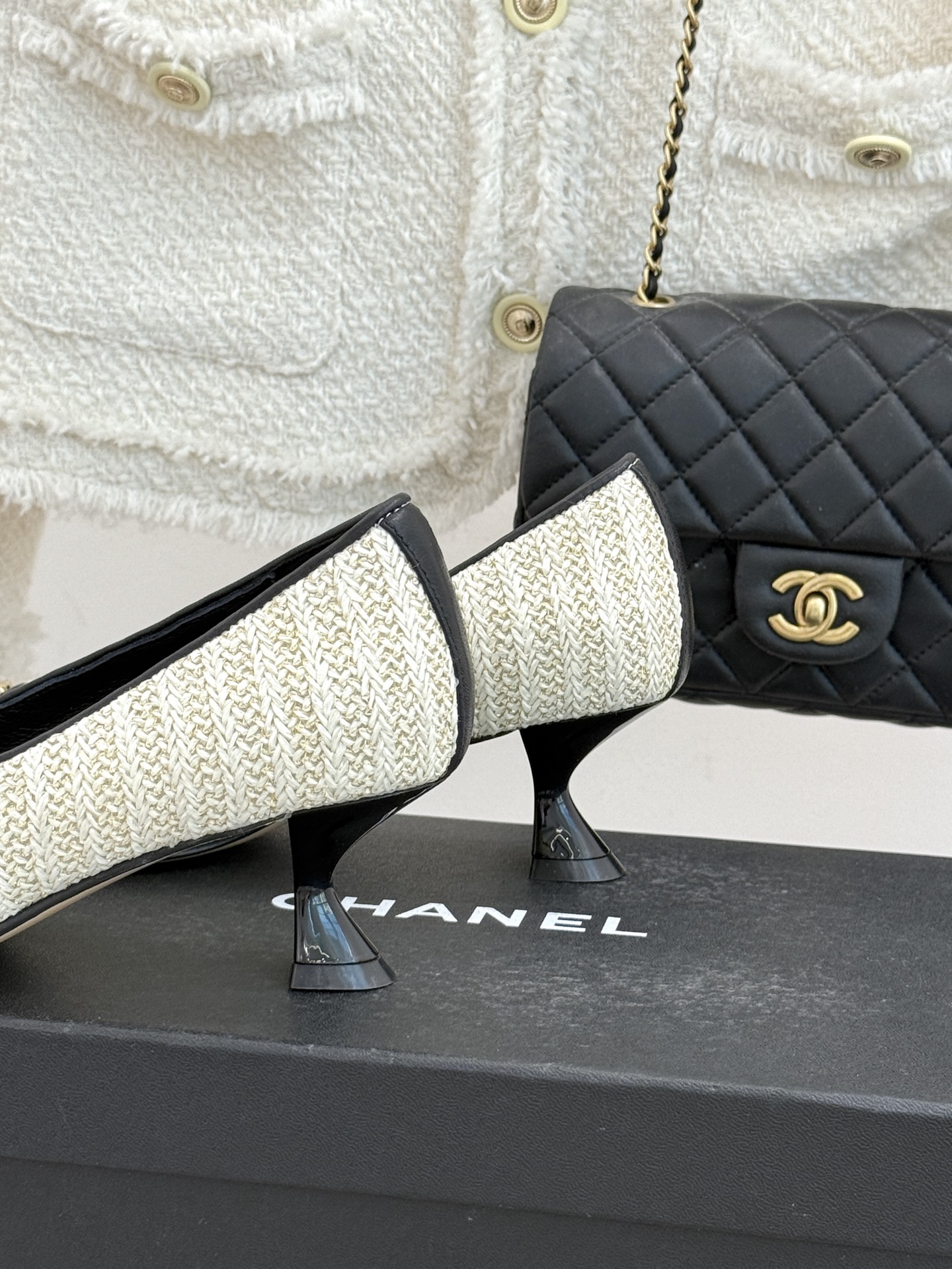 CHANE*｜小香经典双C翻盖尖头拼色高跟鞋 当小香标志性拼色邂逅尖头高跟便续写了半个多世纪的优雅传奇。