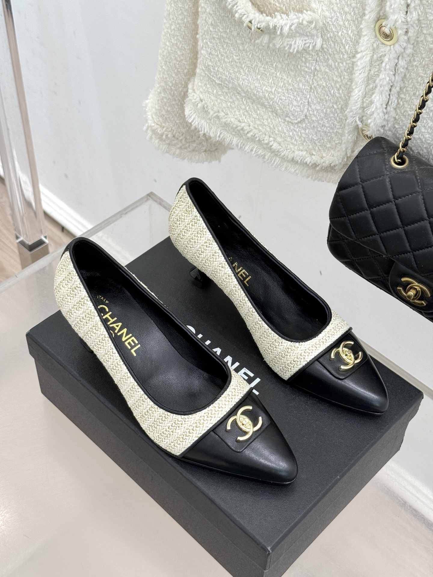 CHANE*｜小香经典双C翻盖尖头拼色高跟鞋 当小香标志性拼色邂逅尖头高跟便续写了半个多世纪的优雅传奇。