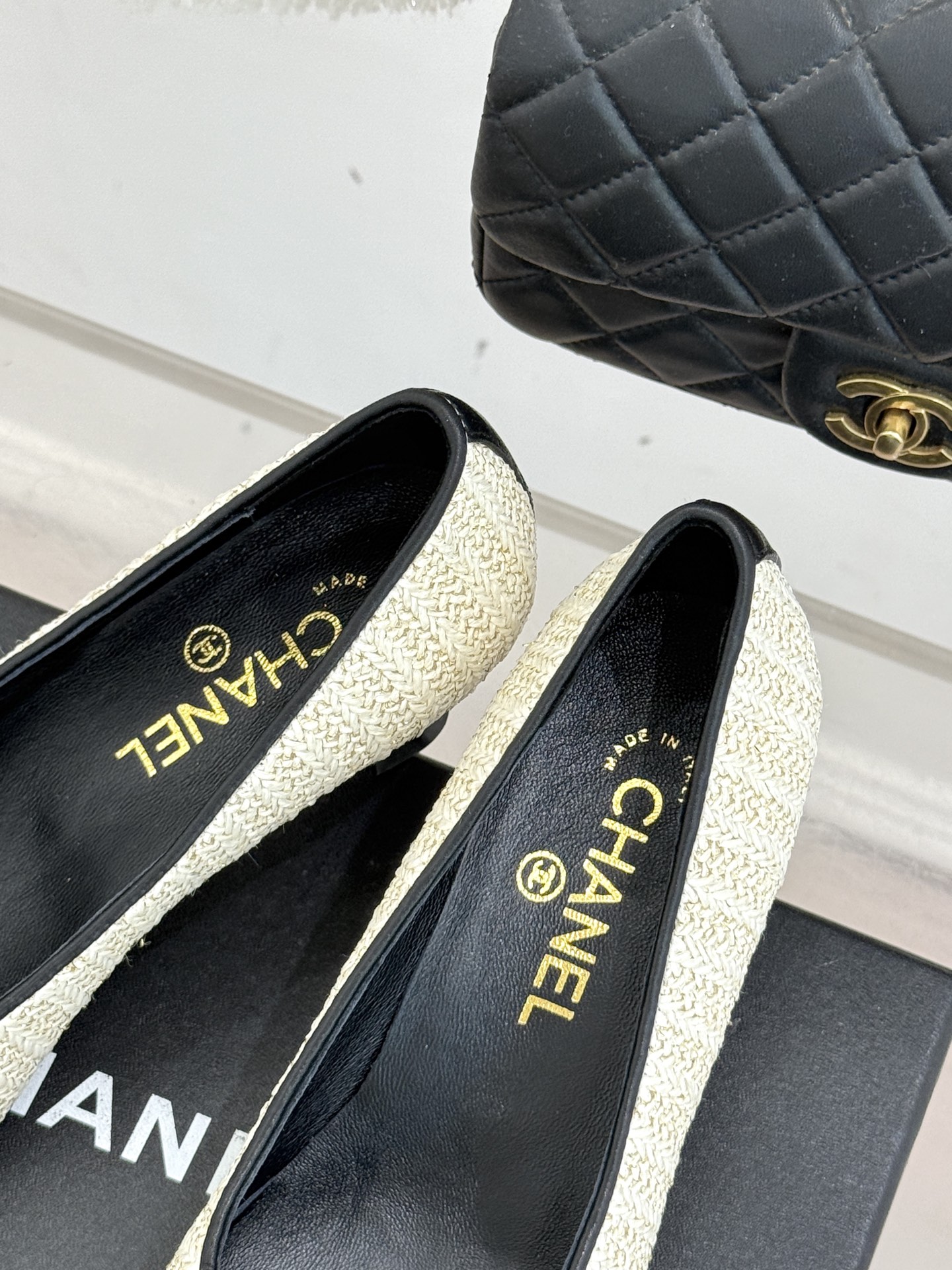 CHANE*｜小香经典双C翻盖尖头拼色高跟鞋 当小香标志性拼色邂逅尖头高跟便续写了半个多世纪的优雅传奇。