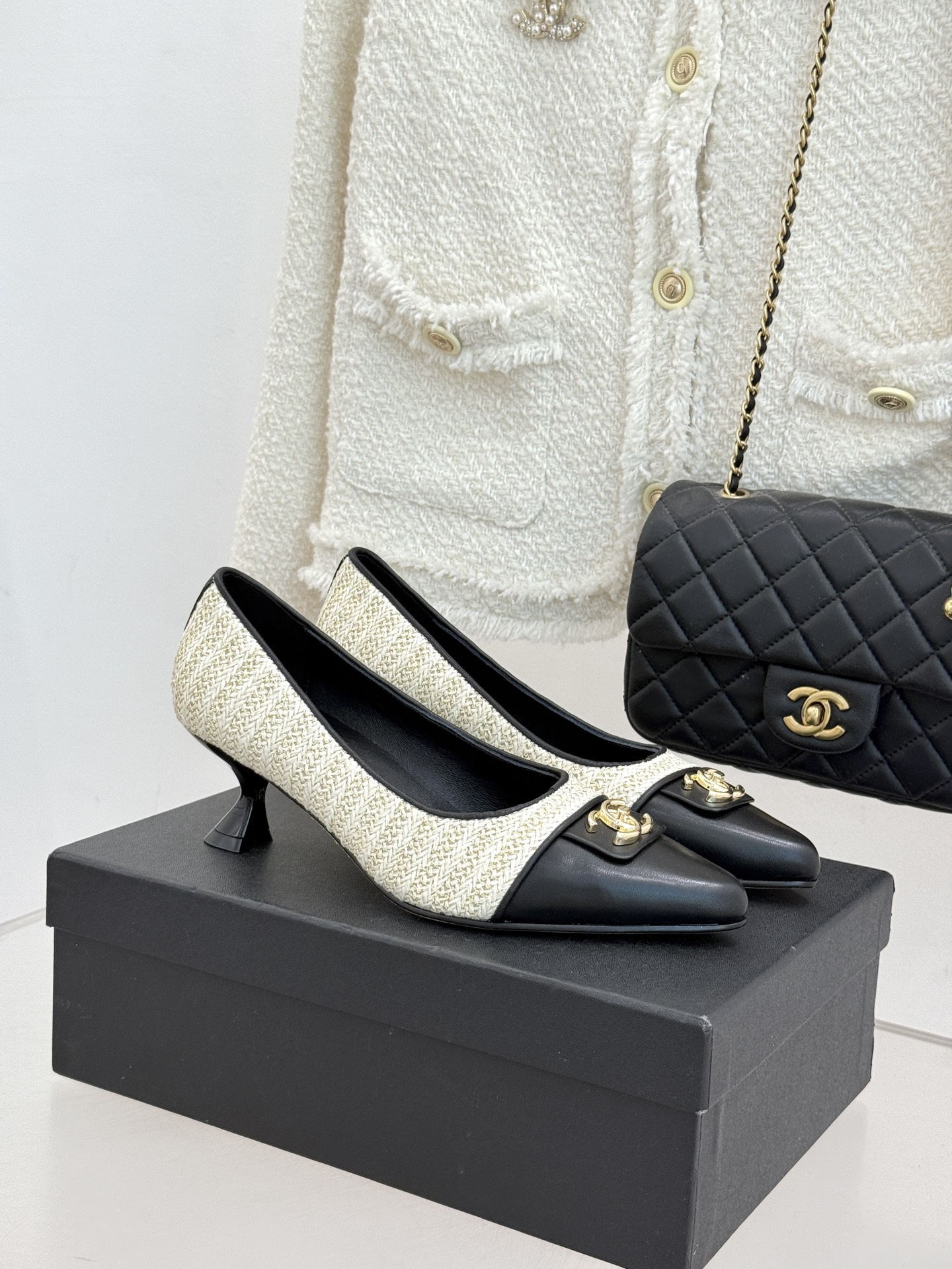 CHANE*｜小香经典双C翻盖尖头拼色高跟鞋 当小香标志性拼色邂逅尖头高跟便续写了半个多世纪的优雅传奇。