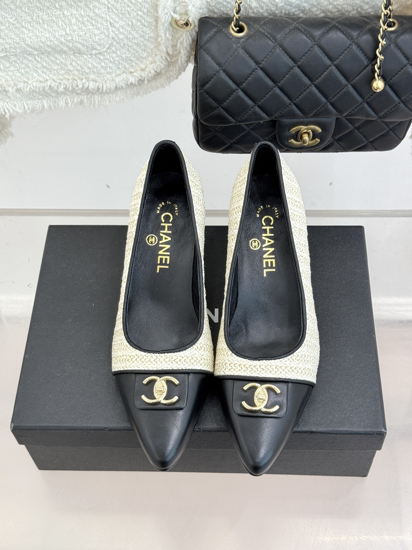 CHANE*｜小香经典双C翻盖尖头拼色高跟鞋 当小香标志性拼色邂逅尖头高跟便续写了半个多世纪的优雅传奇。