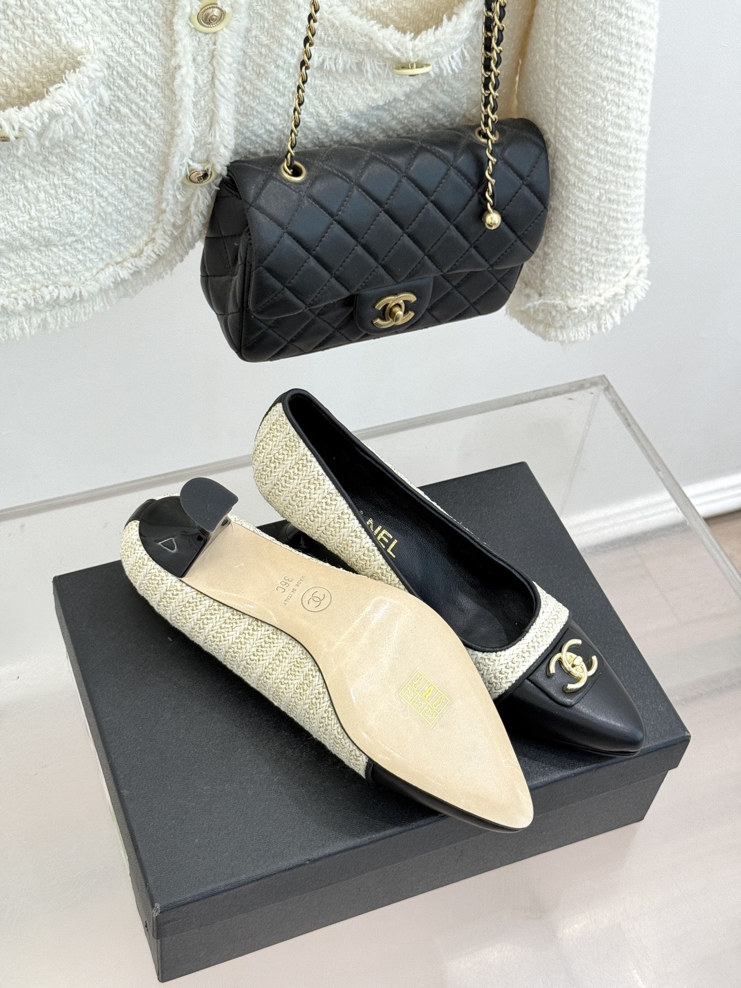 CHANE*｜小香经典双C翻盖尖头拼色高跟鞋 当小香标志性拼色邂逅尖头高跟便续写了半个多世纪的优雅传奇。