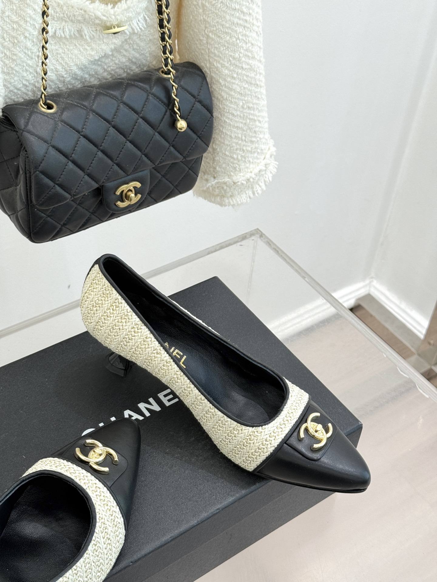 CHANE*｜小香经典双C翻盖尖头拼色高跟鞋 当小香标志性拼色邂逅尖头高跟便续写了半个多世纪的优雅传奇。