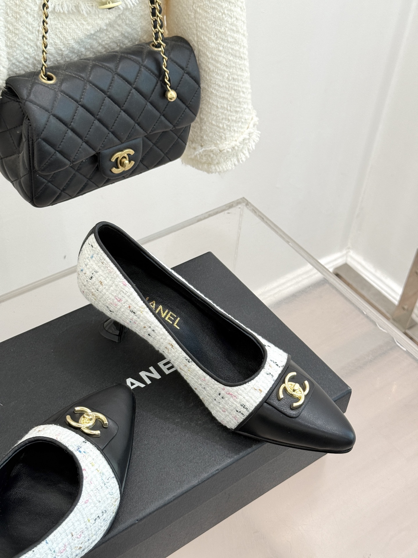 CHANE*｜小香经典双C翻盖尖头拼色高跟鞋 当小香标志性拼色邂逅尖头高跟便续写了半个多世纪的优雅传奇。