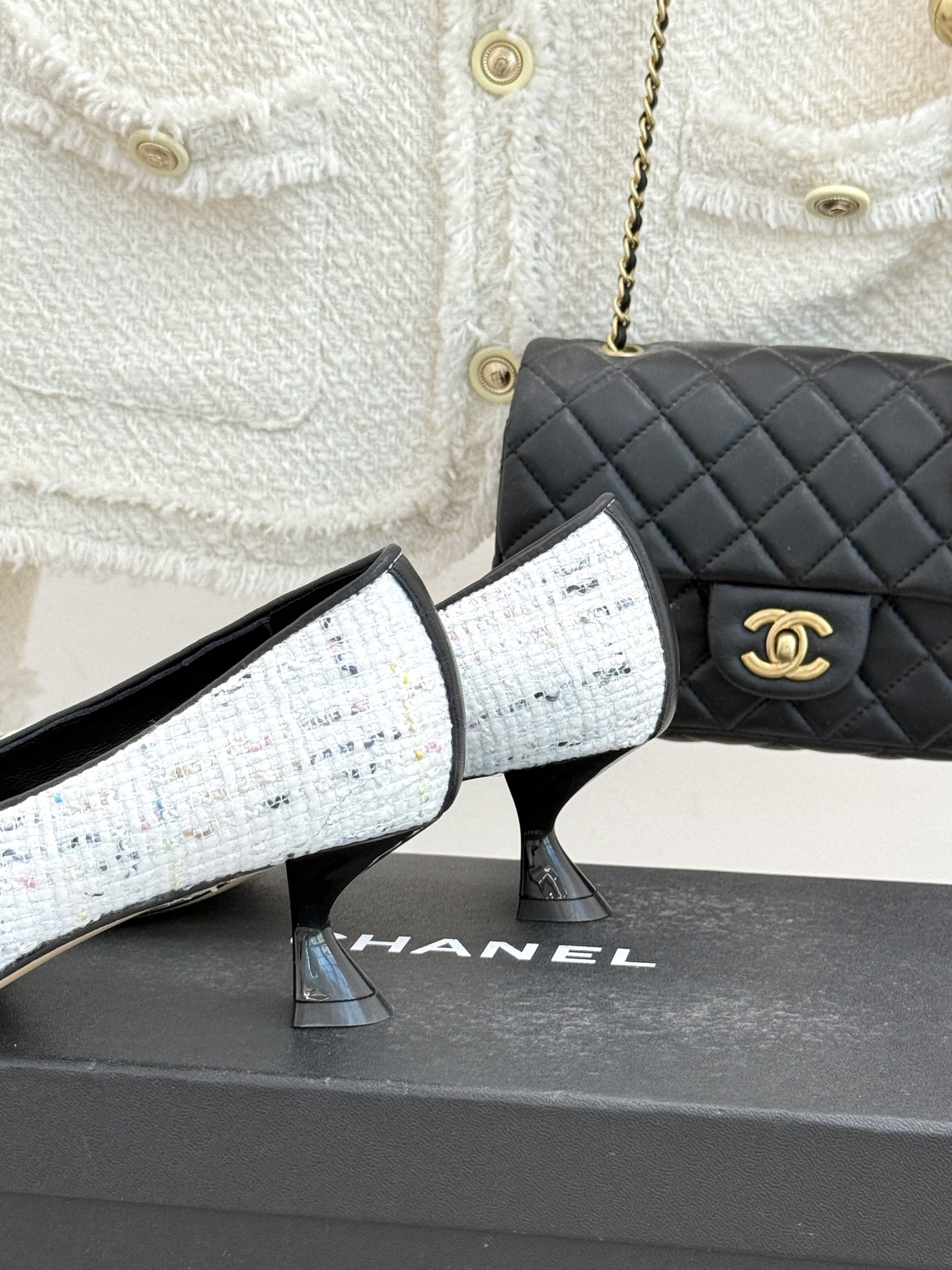 CHANE*｜小香经典双C翻盖尖头拼色高跟鞋 当小香标志性拼色邂逅尖头高跟便续写了半个多世纪的优雅传奇。