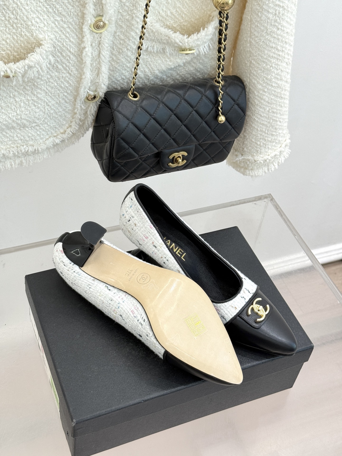 CHANE*｜小香经典双C翻盖尖头拼色高跟鞋 当小香标志性拼色邂逅尖头高跟便续写了半个多世纪的优雅传奇。