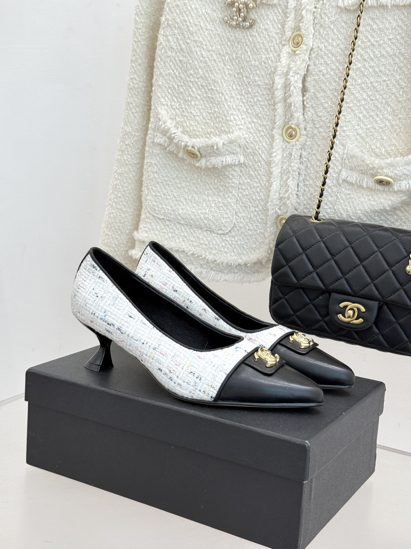 CHANE*｜小香经典双C翻盖尖头拼色高跟鞋 当小香标志性拼色邂逅尖头高跟便续写了半个多世纪的优雅传奇。