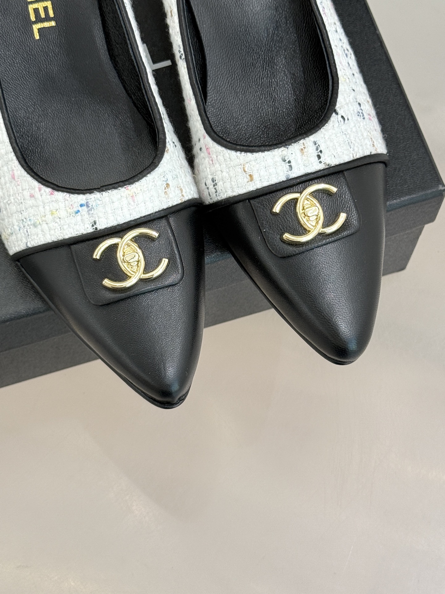 CHANE*｜小香经典双C翻盖尖头拼色高跟鞋 当小香标志性拼色邂逅尖头高跟便续写了半个多世纪的优雅传奇。