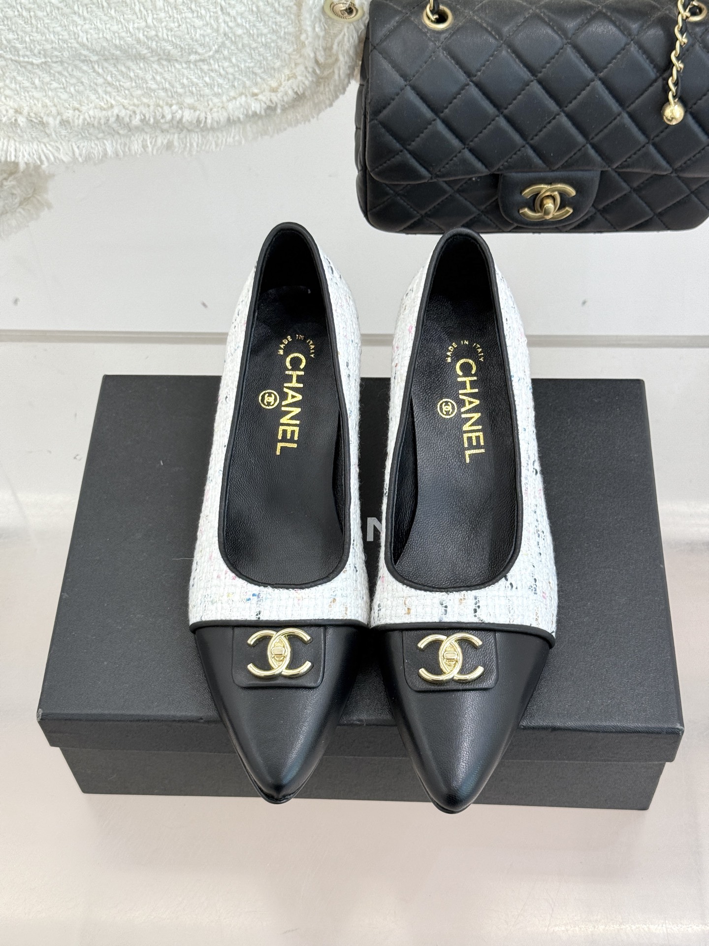 CHANE*｜小香经典双C翻盖尖头拼色高跟鞋 当小香标志性拼色邂逅尖头高跟便续写了半个多世纪的优雅传奇。