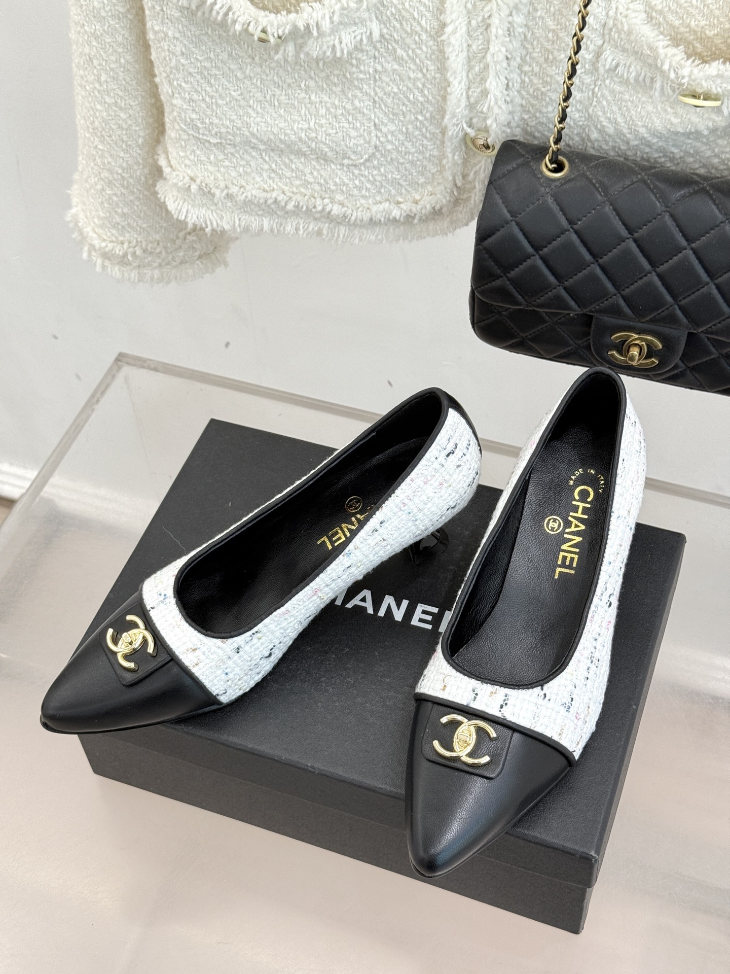 CHANE*｜小香经典双C翻盖尖头拼色高跟鞋 当小香标志性拼色邂逅尖头高跟便续写了半个多世纪的优雅传奇。