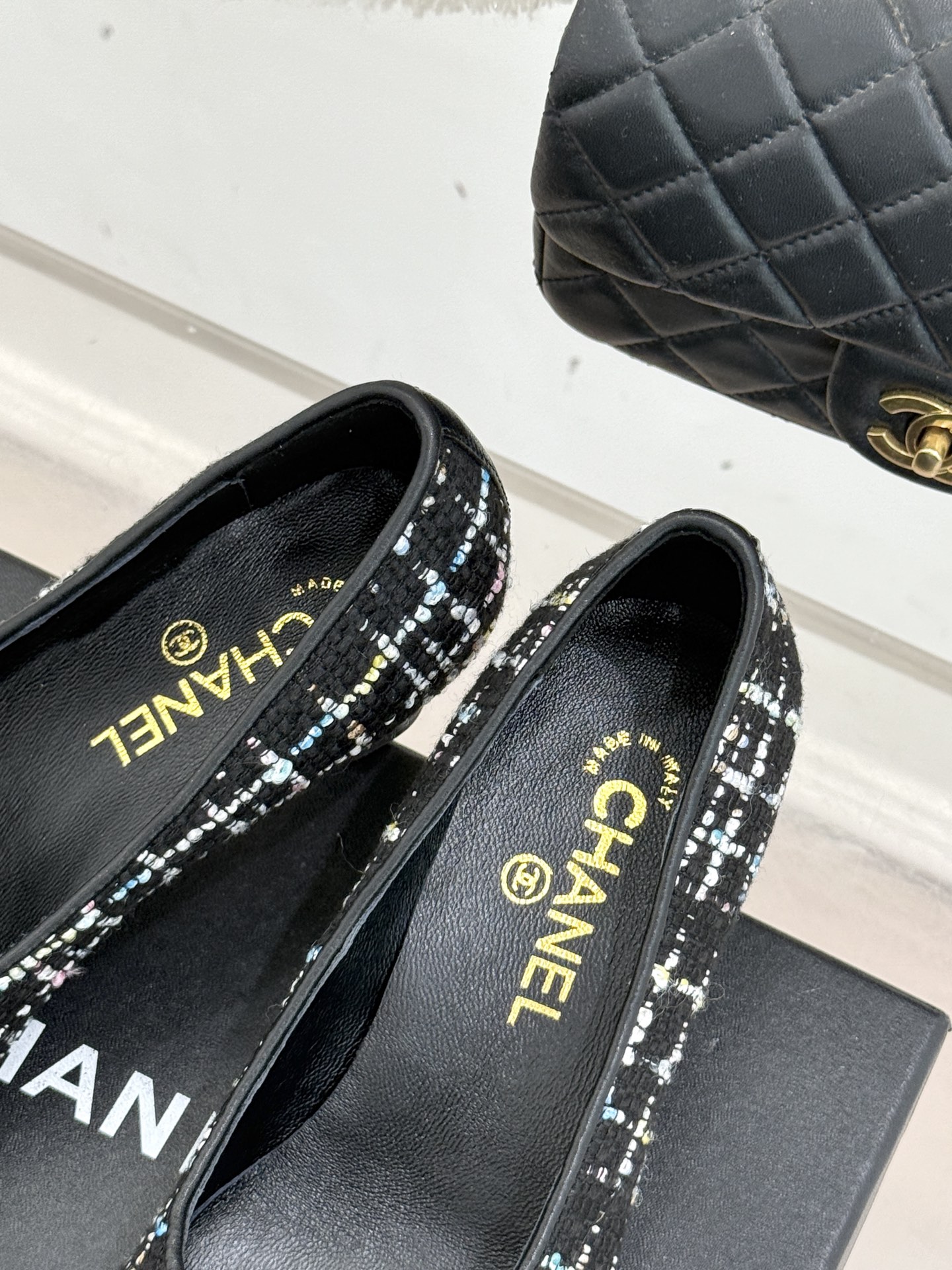 CHANE*｜小香经典双C翻盖尖头拼色高跟鞋 当小香标志性拼色邂逅尖头高跟便续写了半个多世纪的优雅传奇。