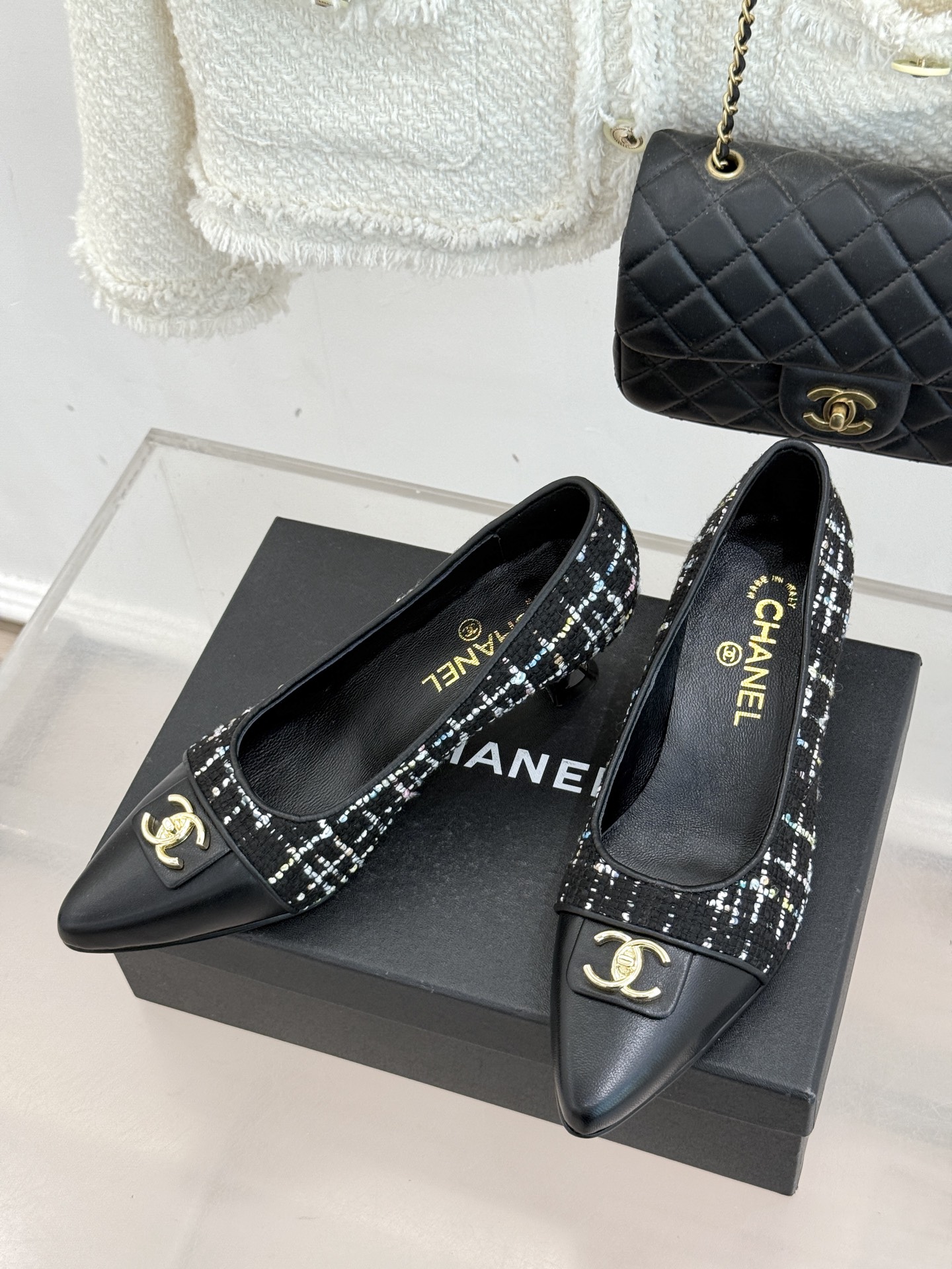 CHANE*｜小香经典双C翻盖尖头拼色高跟鞋 当小香标志性拼色邂逅尖头高跟便续写了半个多世纪的优雅传奇。