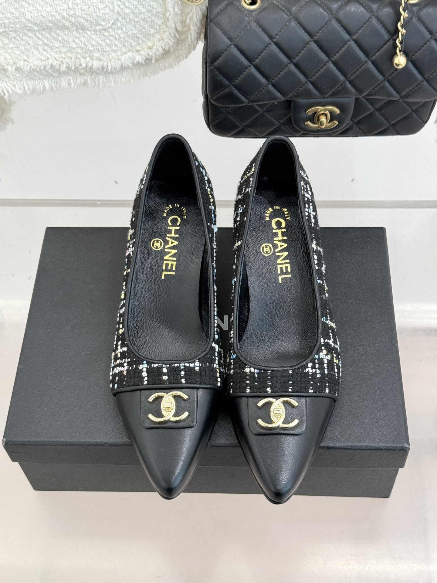 CHANE*｜小香经典双C翻盖尖头拼色高跟鞋 当小香标志性拼色邂逅尖头高跟便续写了半个多世纪的优雅传奇。