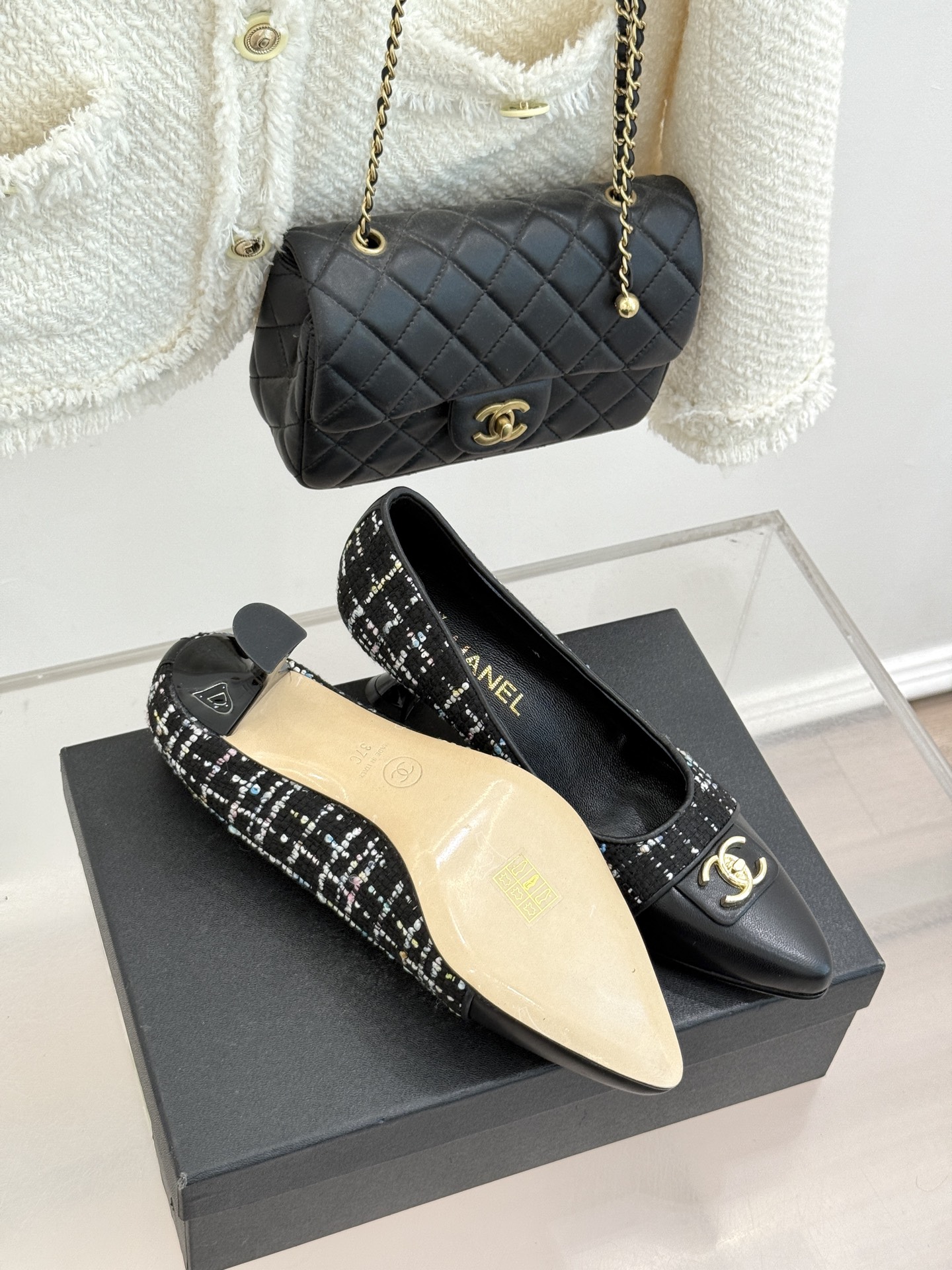 CHANE*｜小香经典双C翻盖尖头拼色高跟鞋 当小香标志性拼色邂逅尖头高跟便续写了半个多世纪的优雅传奇。