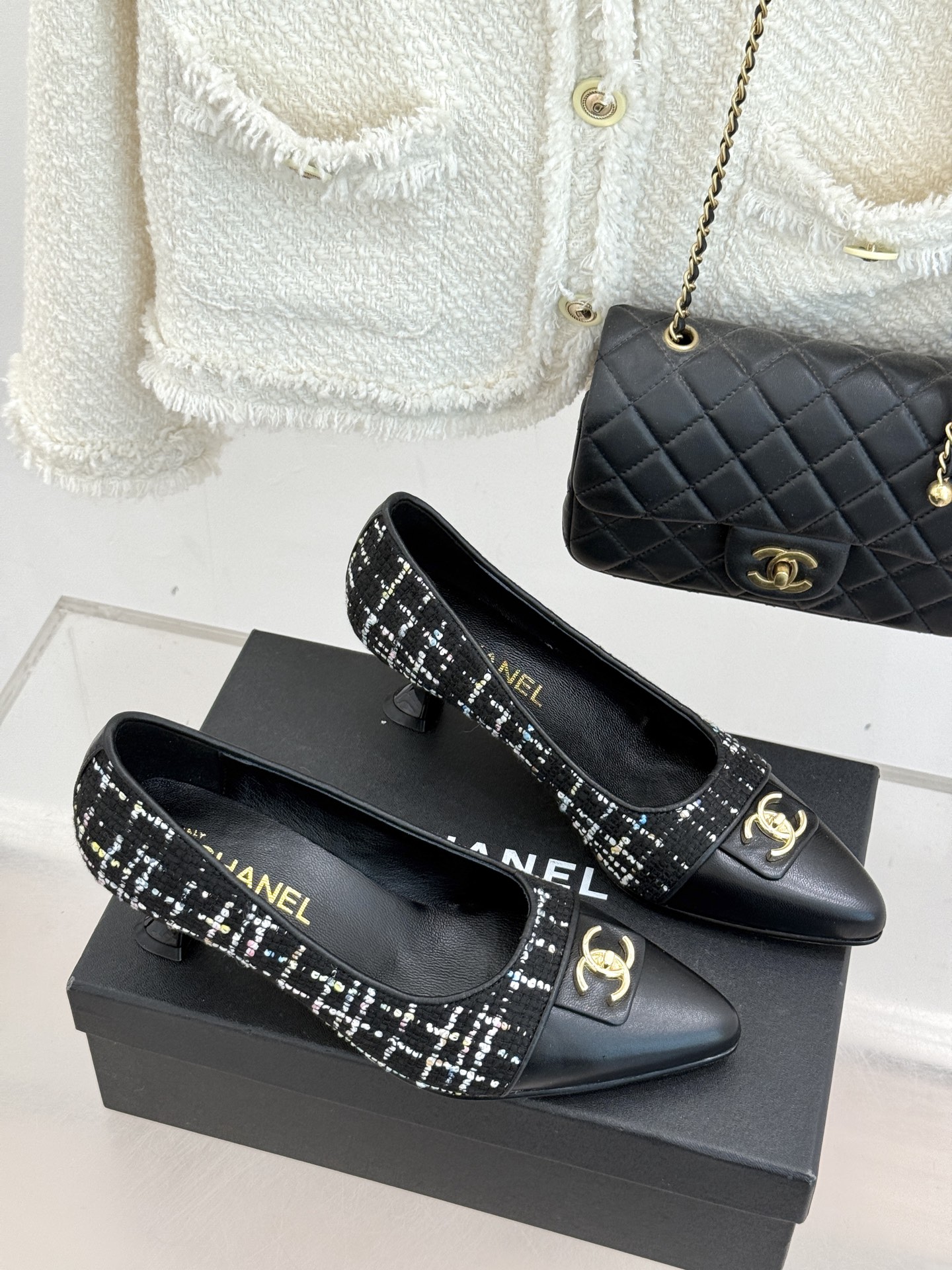 CHANE*｜小香经典双C翻盖尖头拼色高跟鞋 当小香标志性拼色邂逅尖头高跟便续写了半个多世纪的优雅传奇。