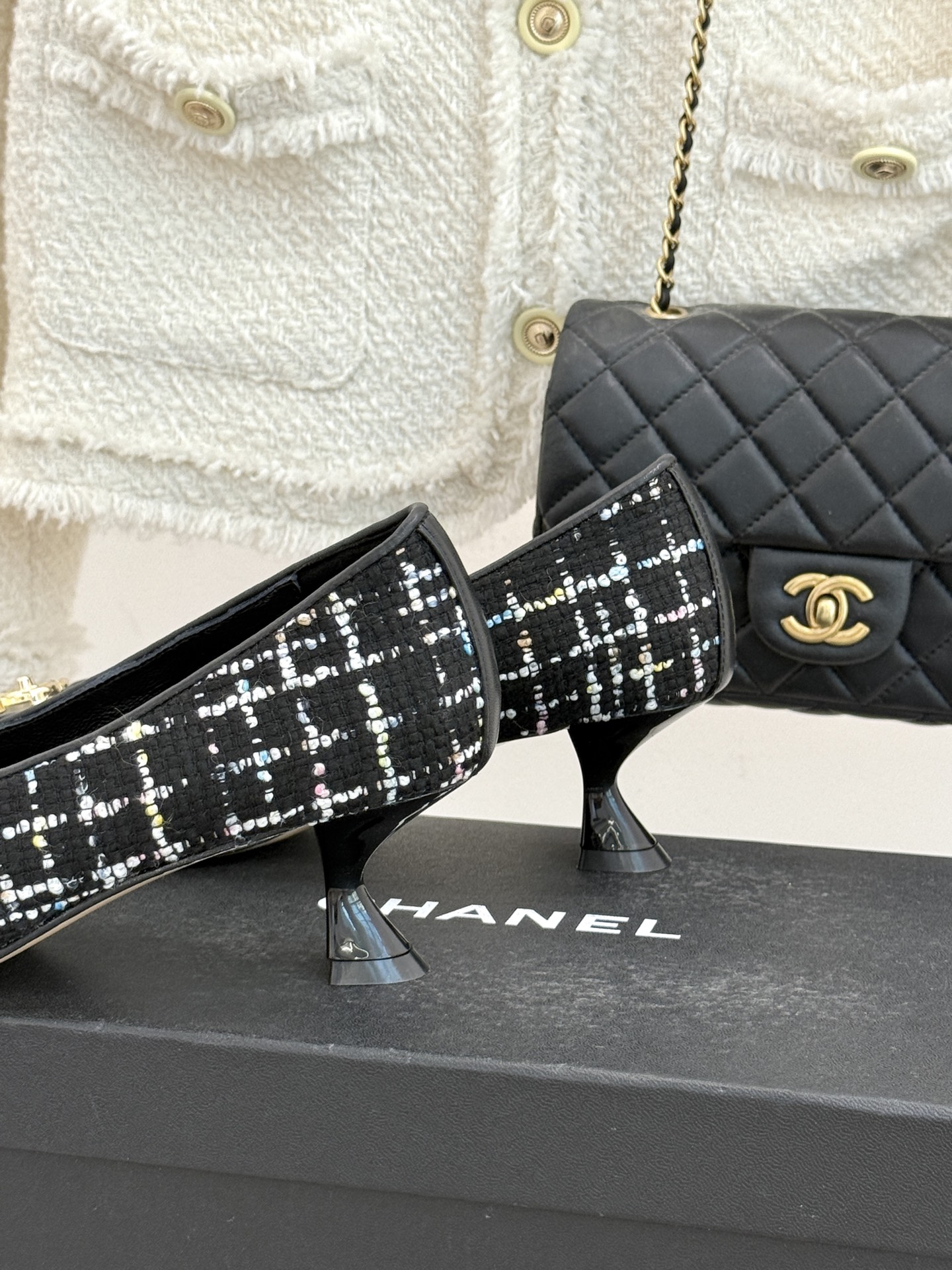 CHANE*｜小香经典双C翻盖尖头拼色高跟鞋 当小香标志性拼色邂逅尖头高跟便续写了半个多世纪的优雅传奇。