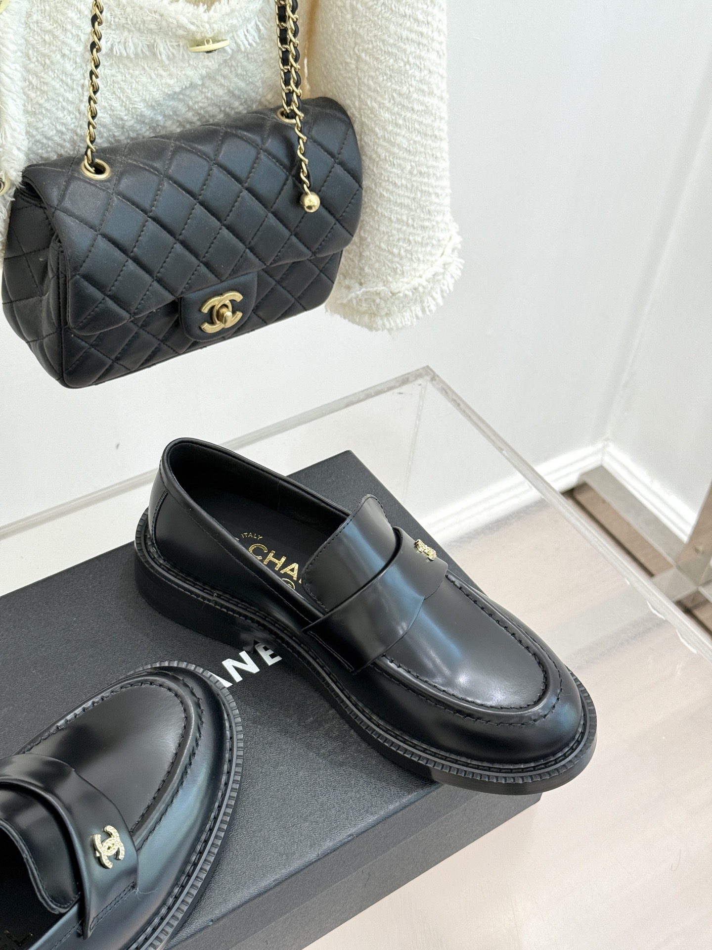 CHANE*｜小香26C新品双C乐福鞋秋冬的风拂过时尚版图这双乐福鞋携复古基因重磅登场。标志性不对称双C