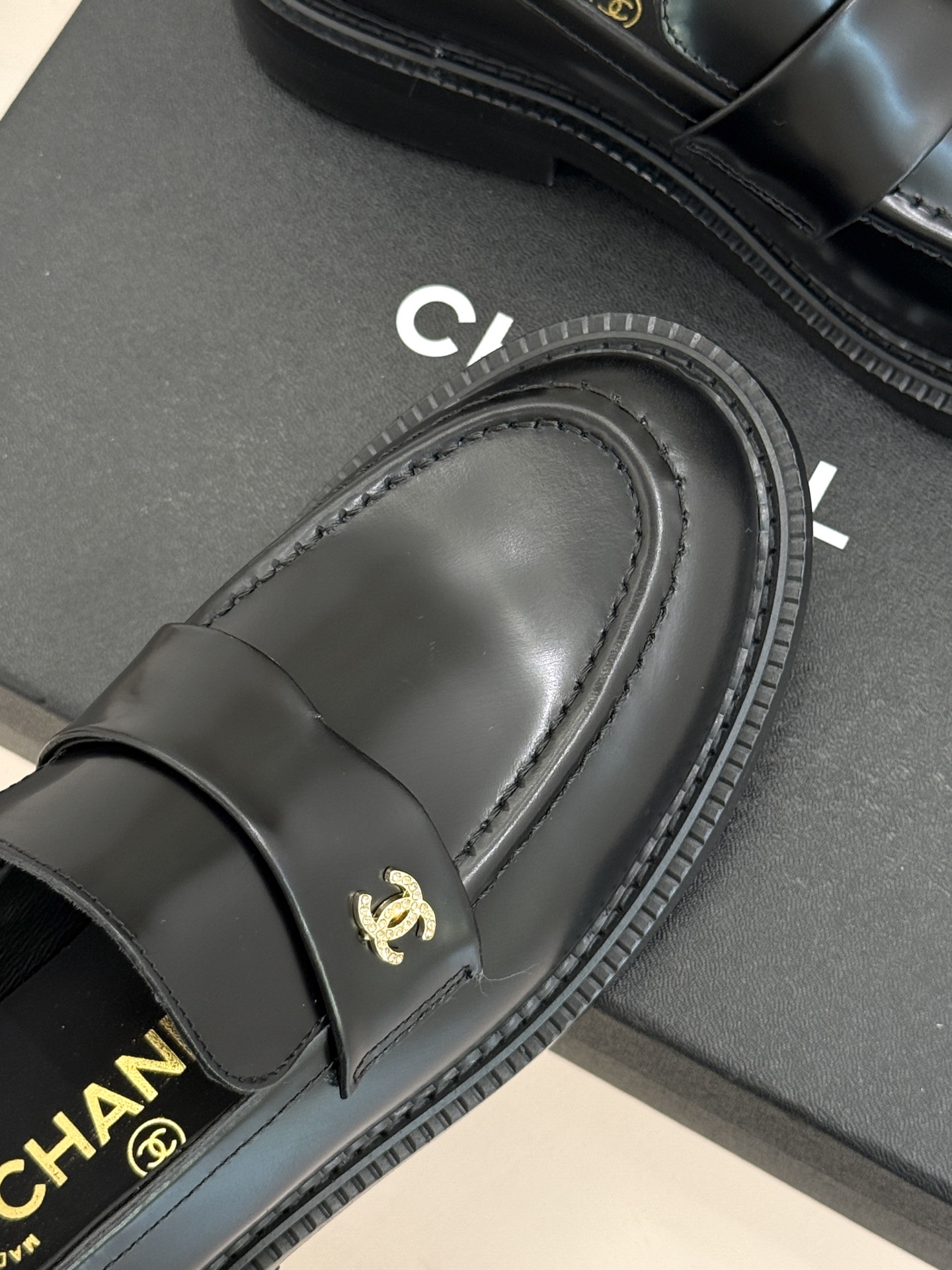 CHANE*｜小香26C新品双C乐福鞋秋冬的风拂过时尚版图这双乐福鞋携复古基因重磅登场。标志性不对称双C