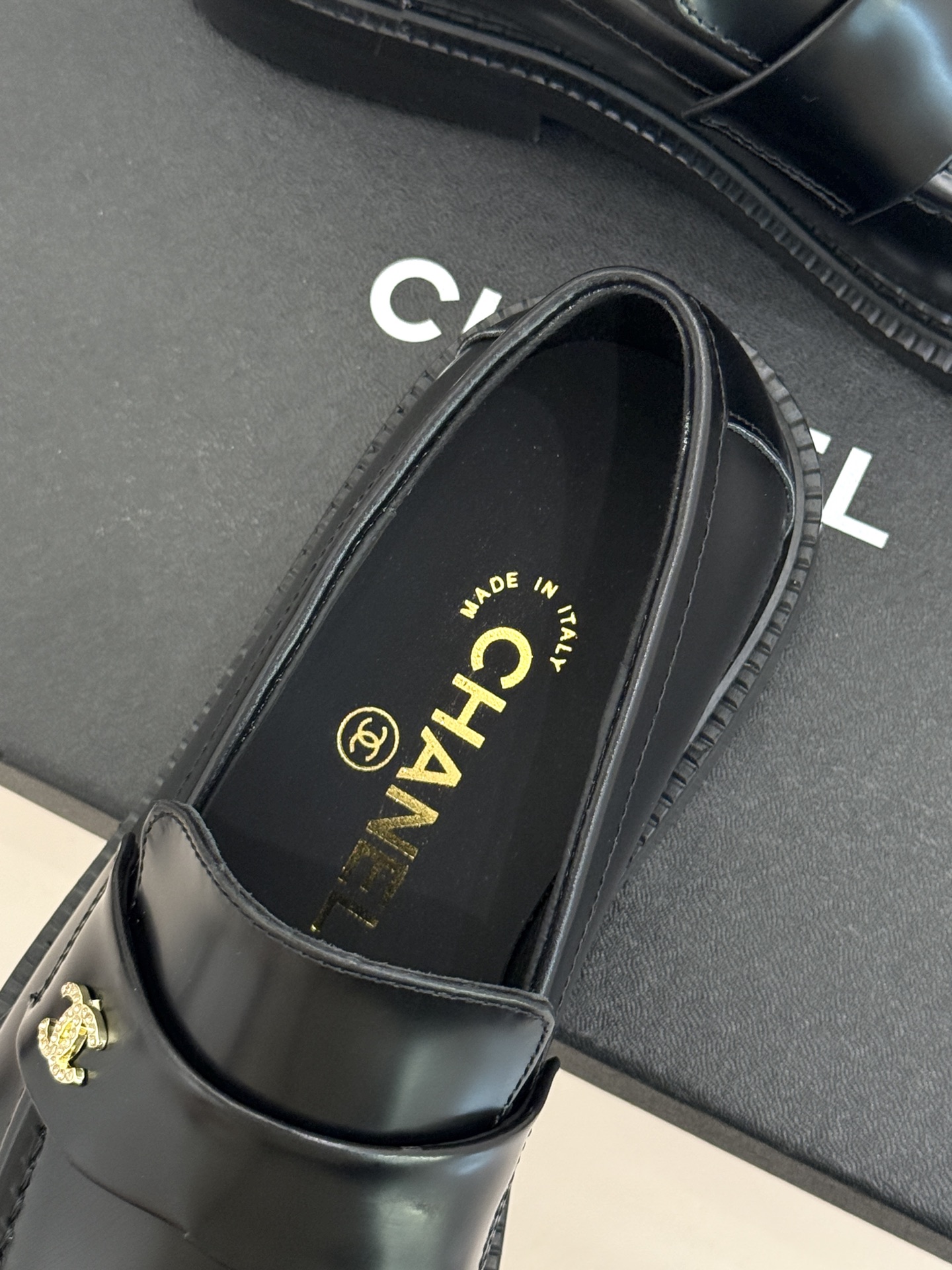 CHANE*｜小香26C新品双C乐福鞋秋冬的风拂过时尚版图这双乐福鞋携复古基因重磅登场。标志性不对称双C