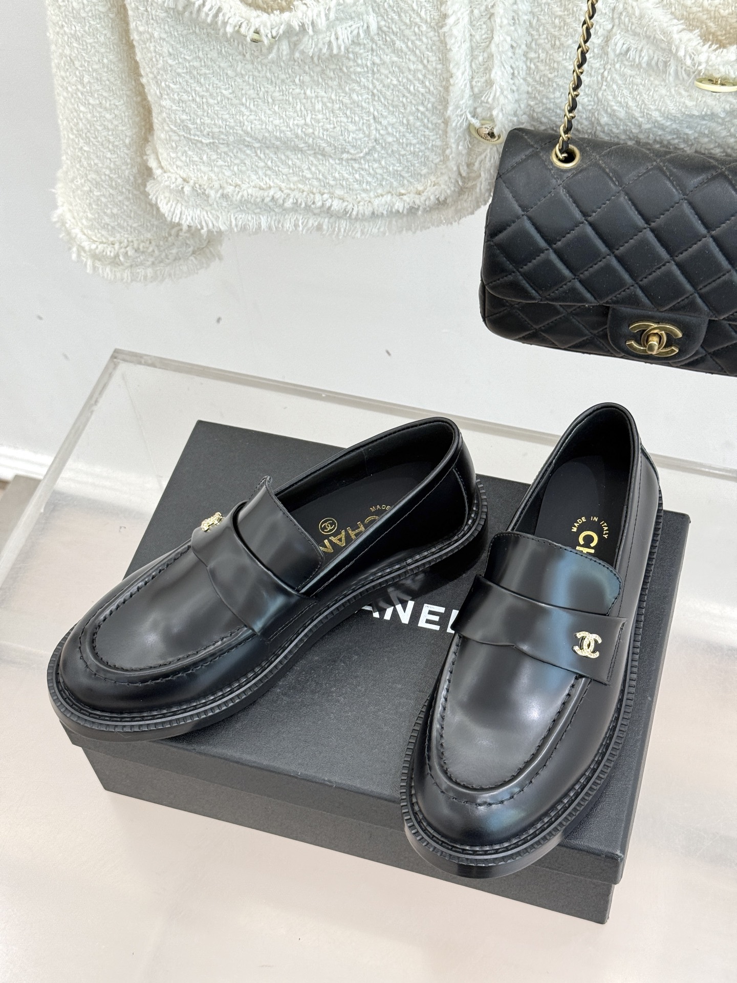 CHANE*｜小香26C新品双C乐福鞋秋冬的风拂过时尚版图这双乐福鞋携复古基因重磅登场。标志性不对称双C