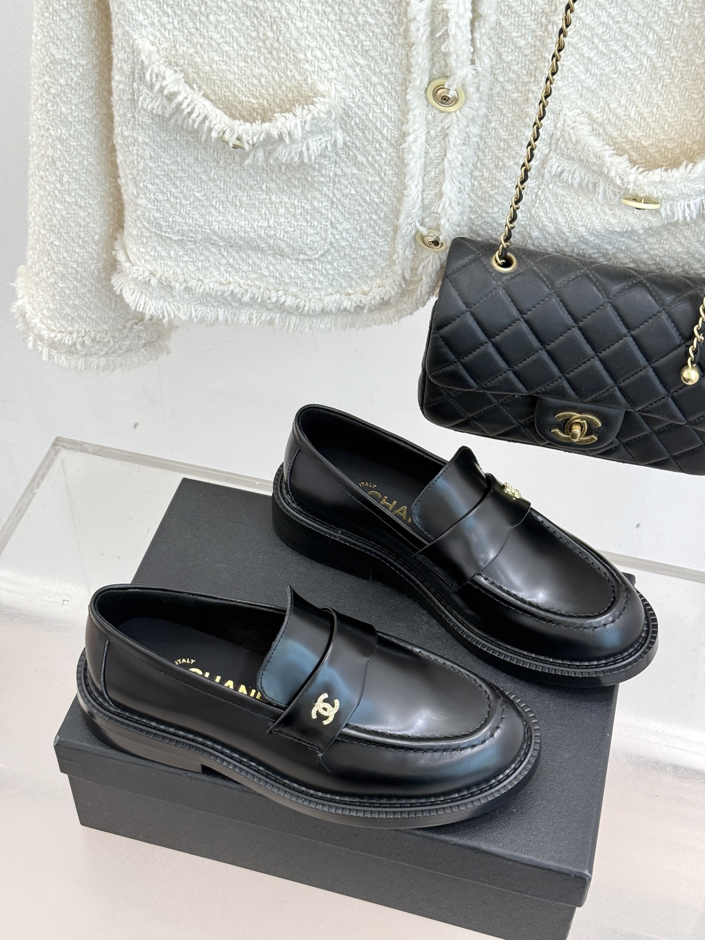 CHANE*｜小香26C新品双C乐福鞋秋冬的风拂过时尚版图这双乐福鞋携复古基因重磅登场。标志性不对称双C