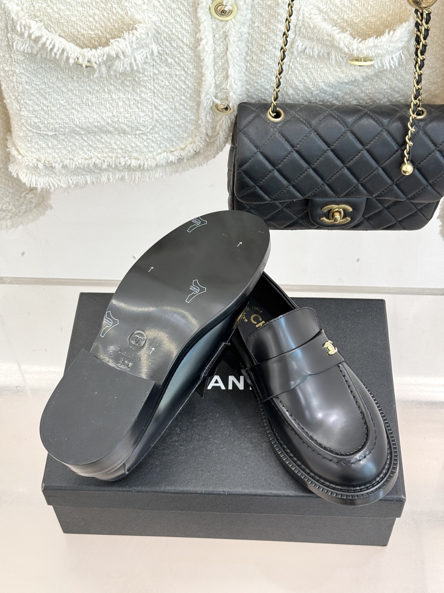 CHANE*｜小香26C新品双C乐福鞋秋冬的风拂过时尚版图这双乐福鞋携复古基因重磅登场。标志性不对称双C