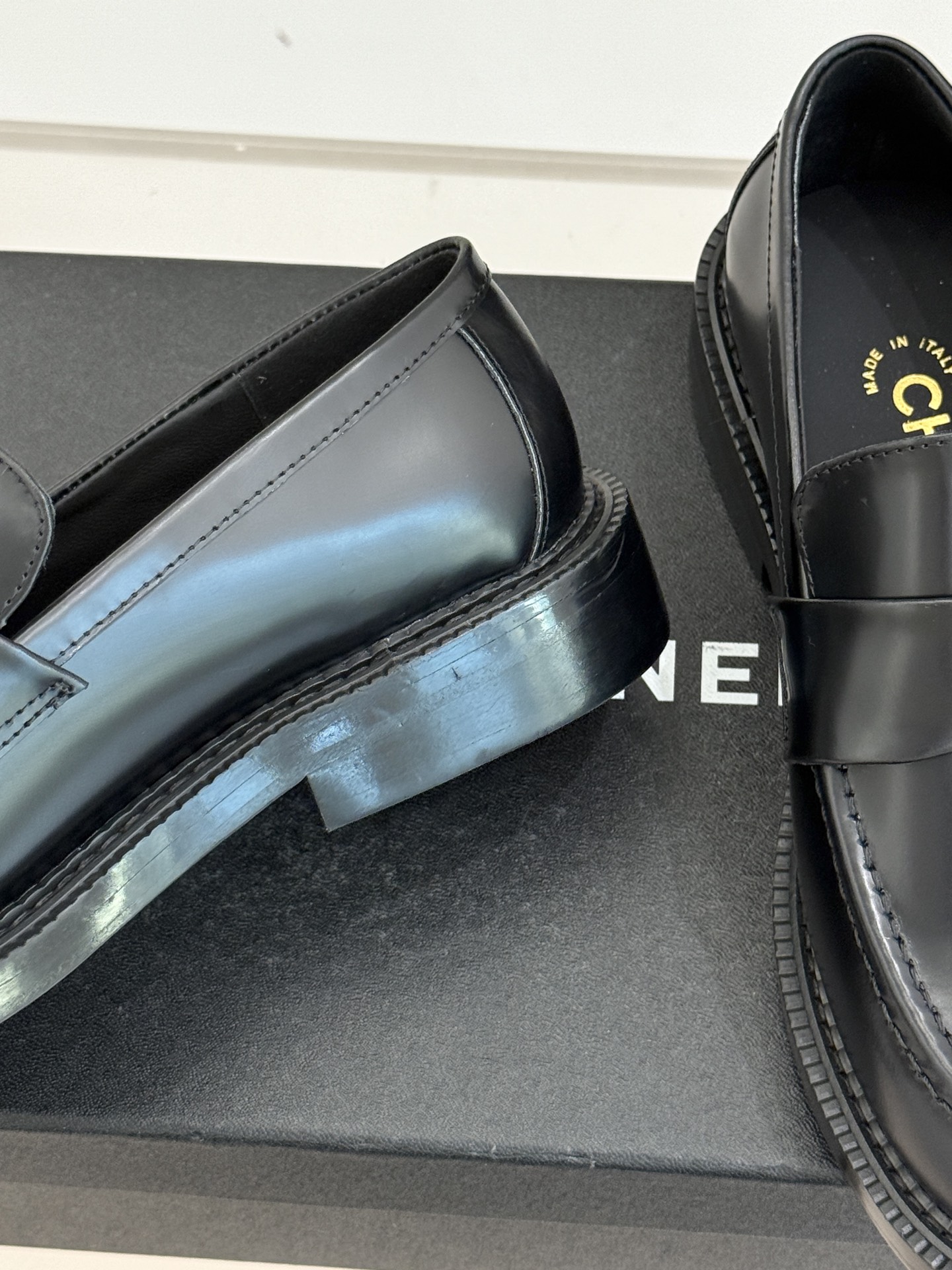 CHANE*｜小香26C新品双C乐福鞋秋冬的风拂过时尚版图这双乐福鞋携复古基因重磅登场。标志性不对称双C