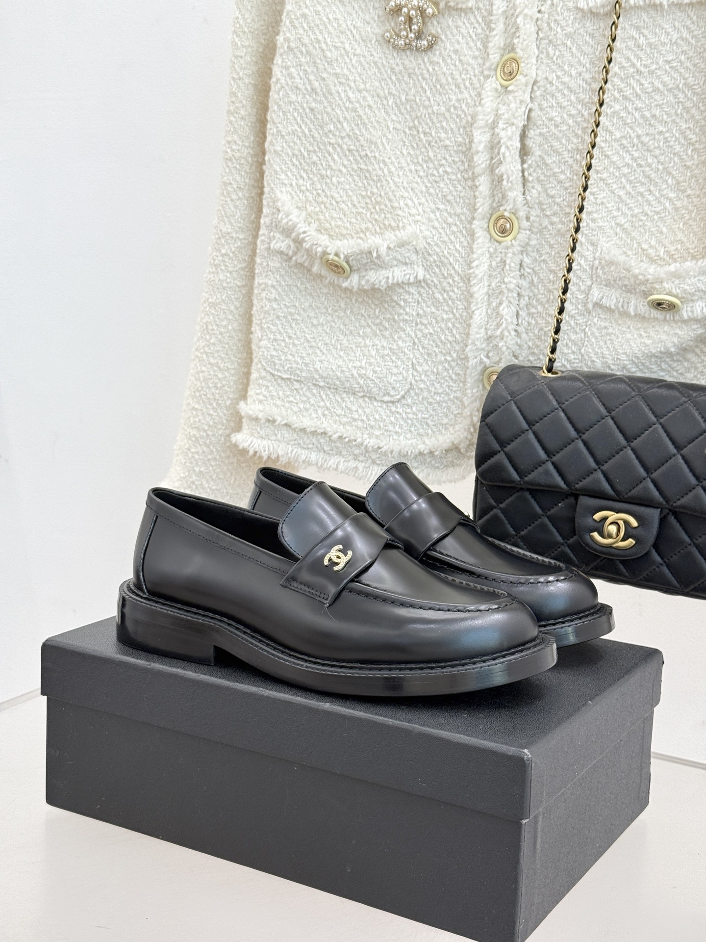 CHANE*｜小香26C新品双C乐福鞋秋冬的风拂过时尚版图这双乐福鞋携复古基因重磅登场。标志性不对称双C